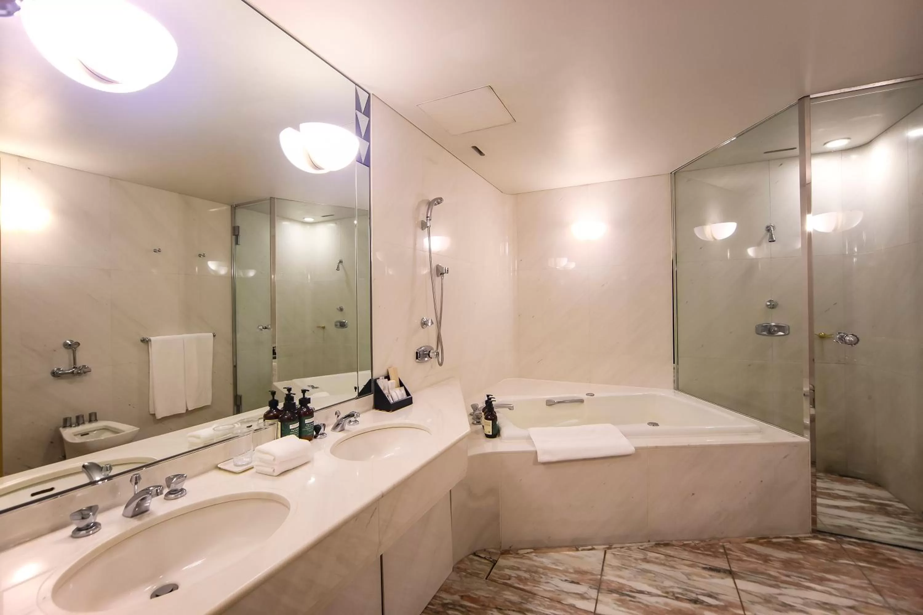 Shower in ANA Crowne Plaza Kobe by IHG