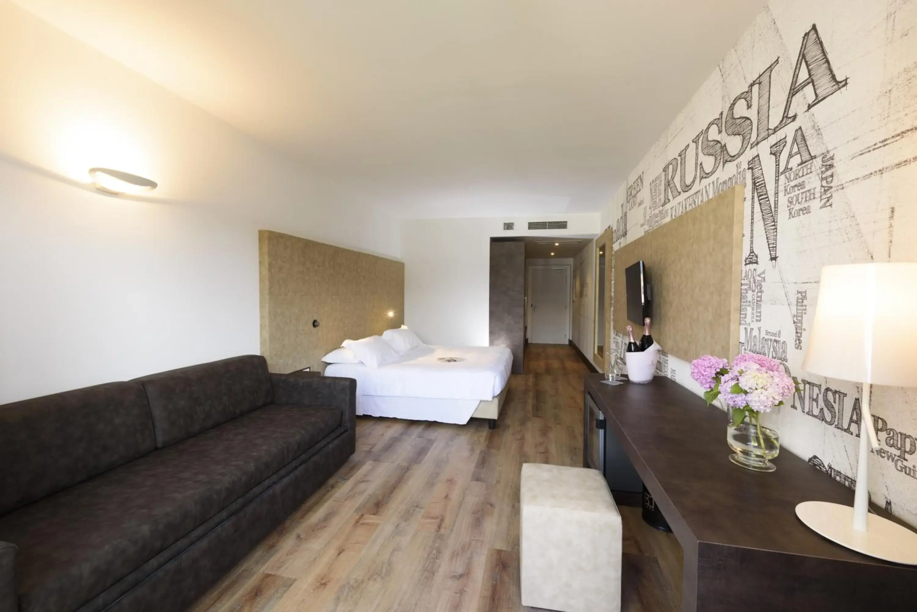 Luxury Double or Twin Room with Lake View in Bella Hotel & Restaurant with private dock for mooring boats Luxury Double or Twin Room with Lake View in Bella Hotel & Restaurant with private dock for mooring boats