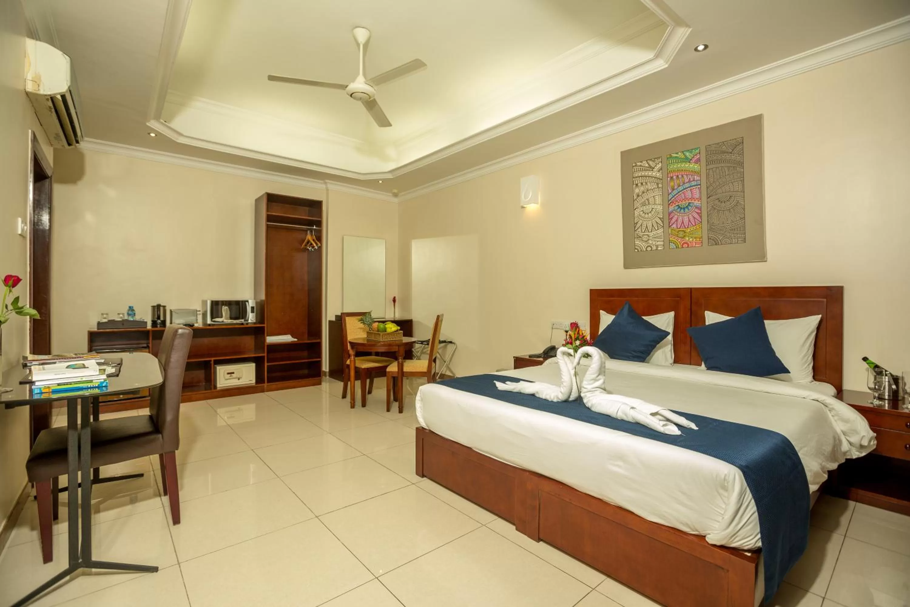 Bedroom, Bed in Tanzanite Executive Suites