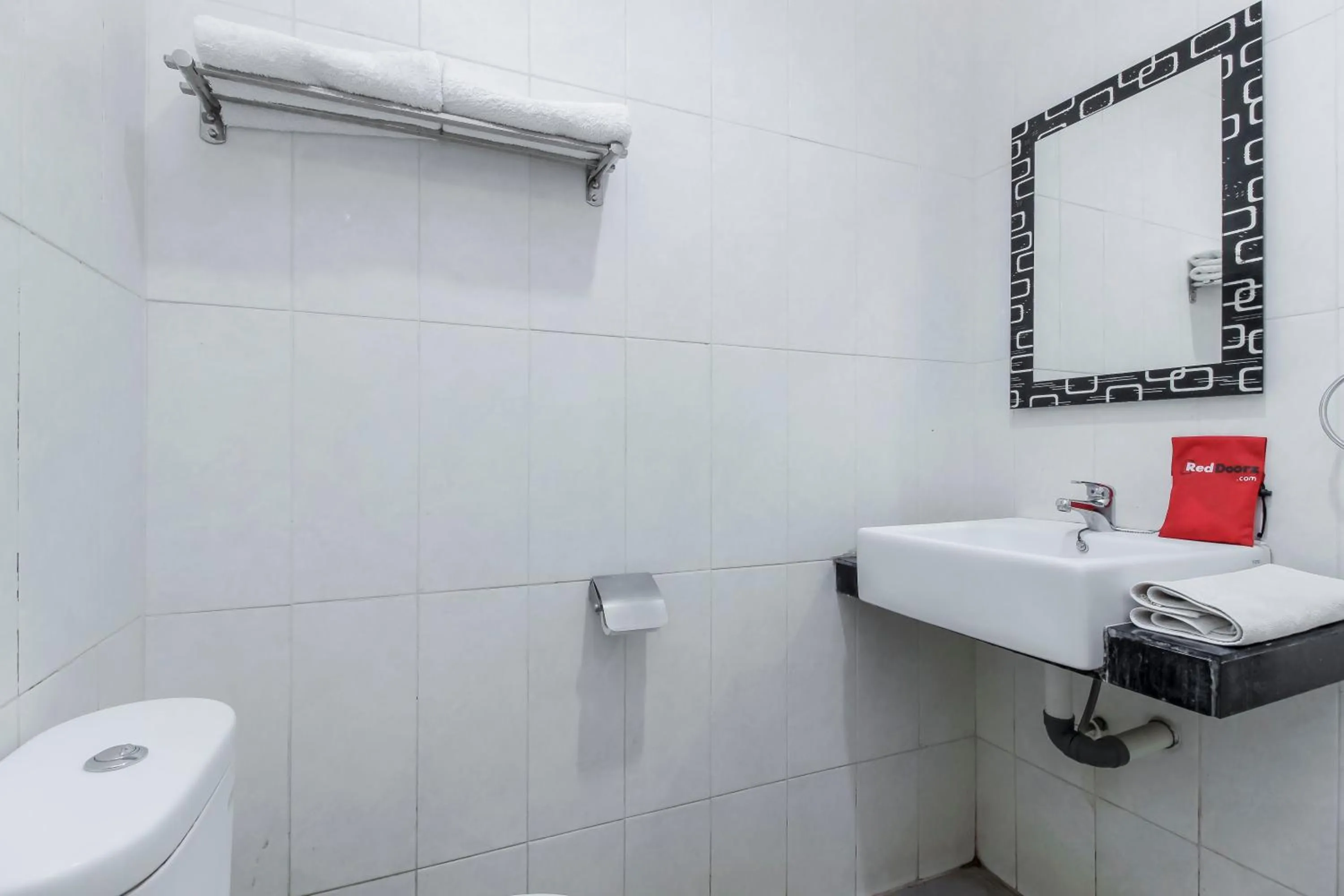 Bathroom in RedDoorz near Goa Sunyaragi