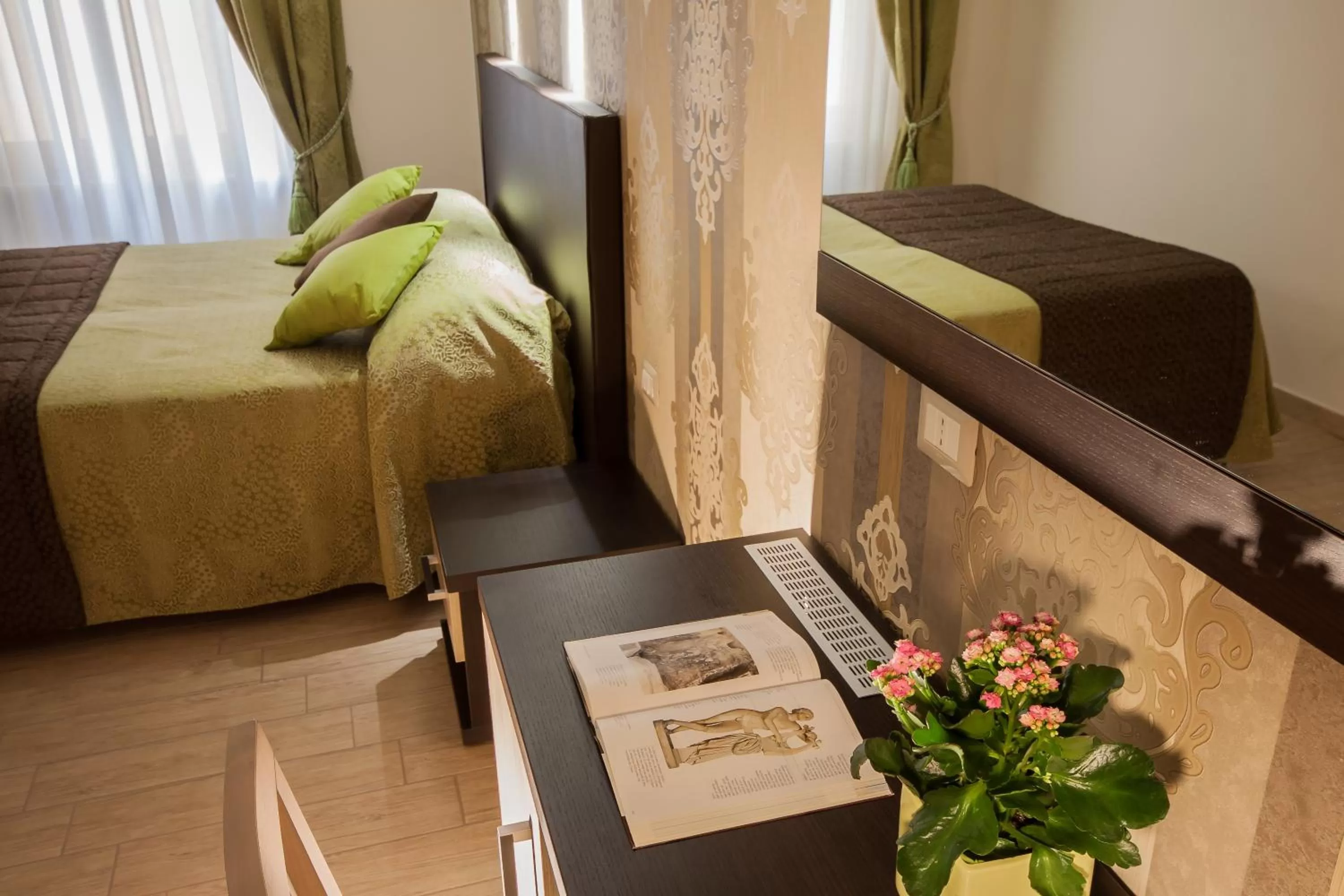 Photo of the whole room, Bed in Rome Kings Suite