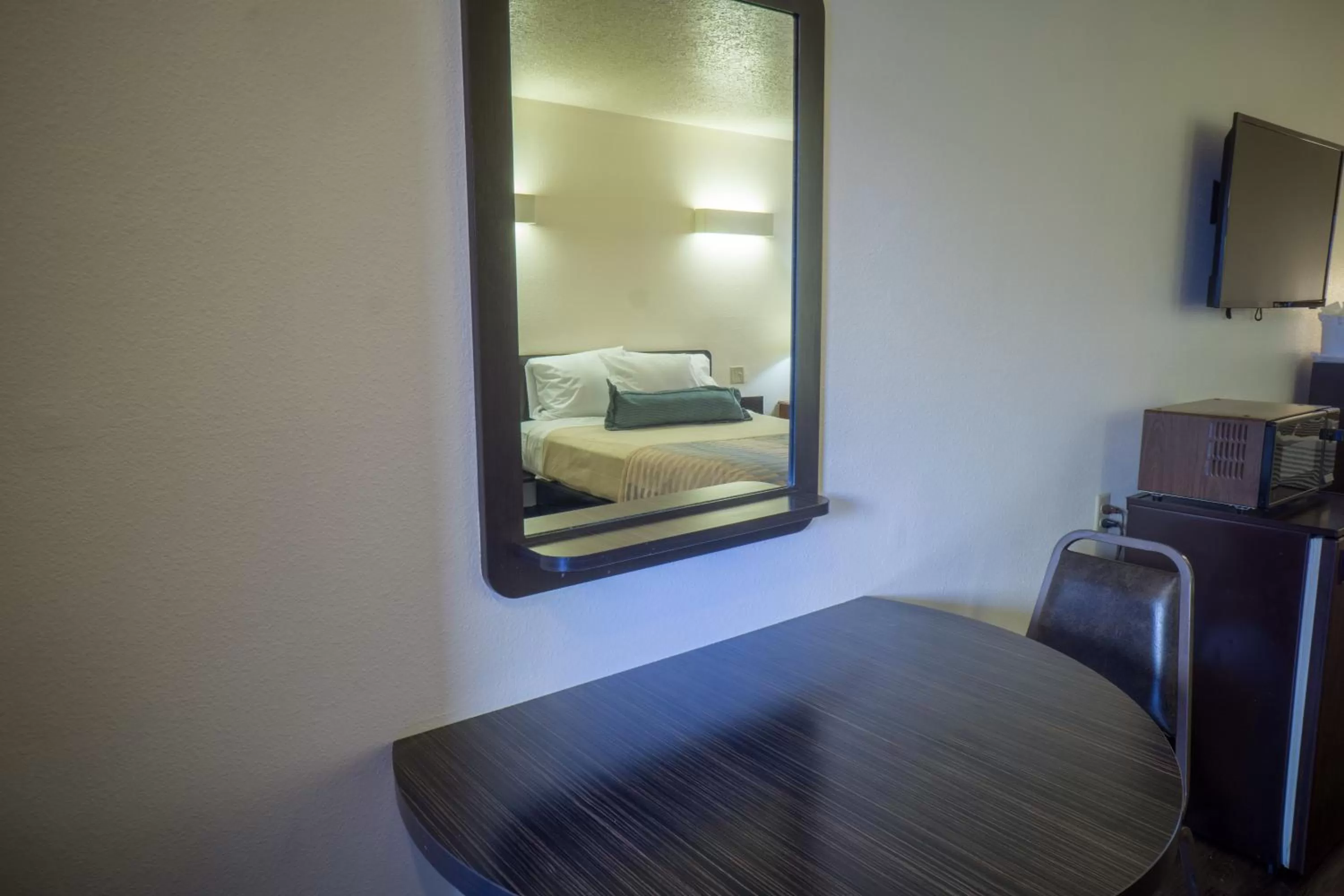 Seating area, Bed in Sunnyside Inn and Suites