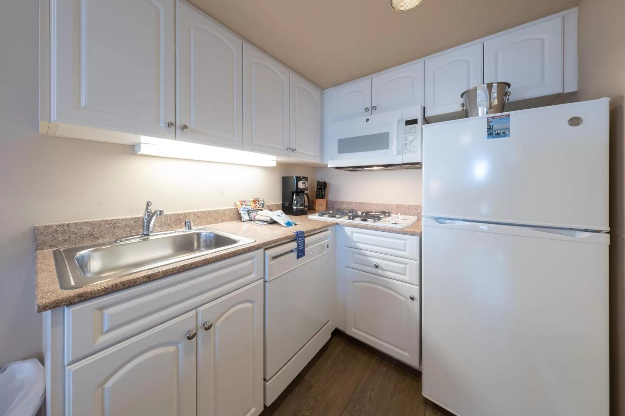 Kitchen or kitchenette in Southern California Beach Club