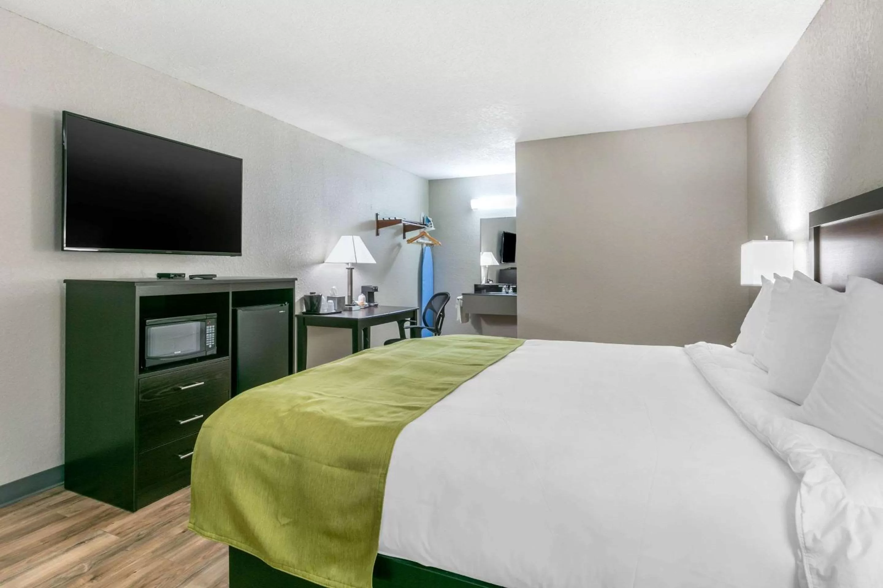 Photo of the whole room in Rodeway Inn Kingston Springs