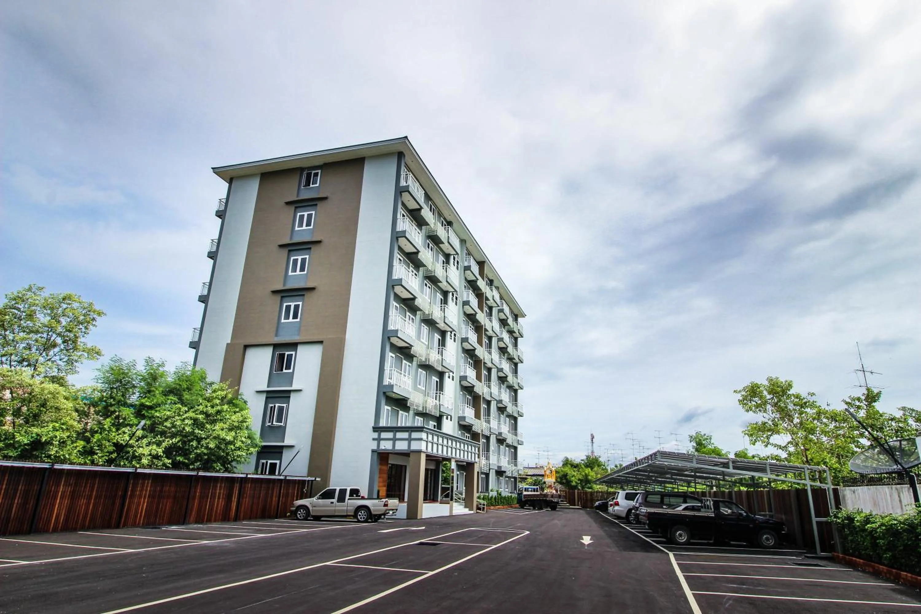 Facade/entrance in Tai-Shan Suites