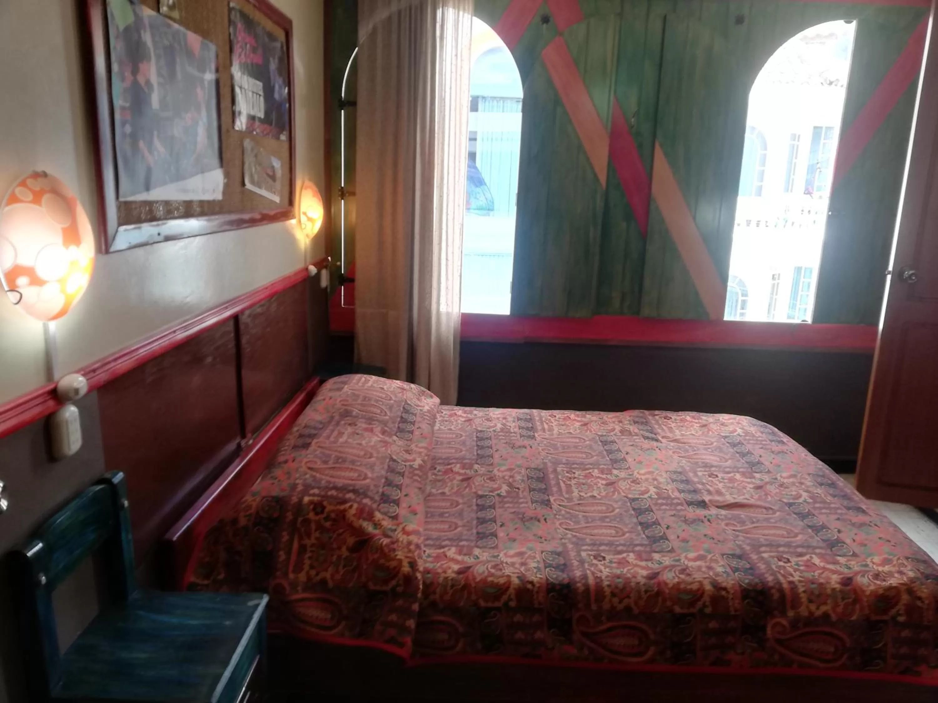 Photo of the whole room, Bed in Flying Donkey