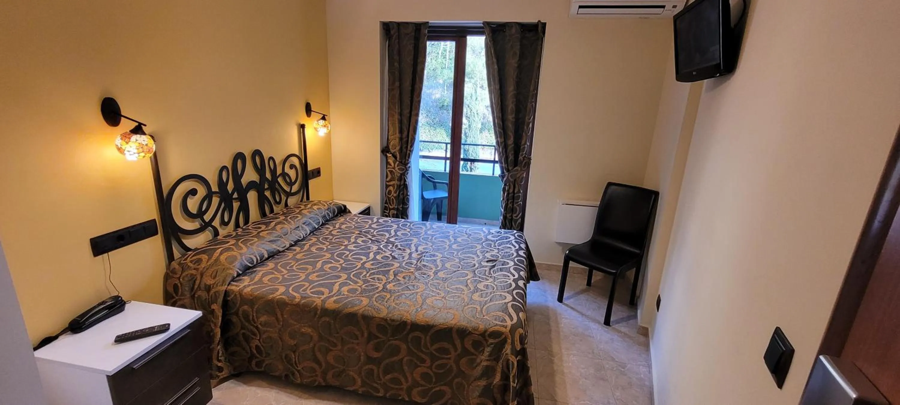 Photo of the whole room, Bed in Hotel Meson de L’Ainsa