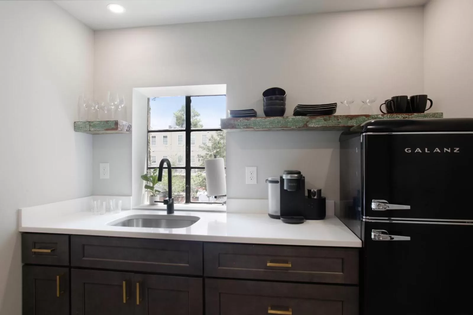 Kitchen/Kitchenette in The Present Hotel
