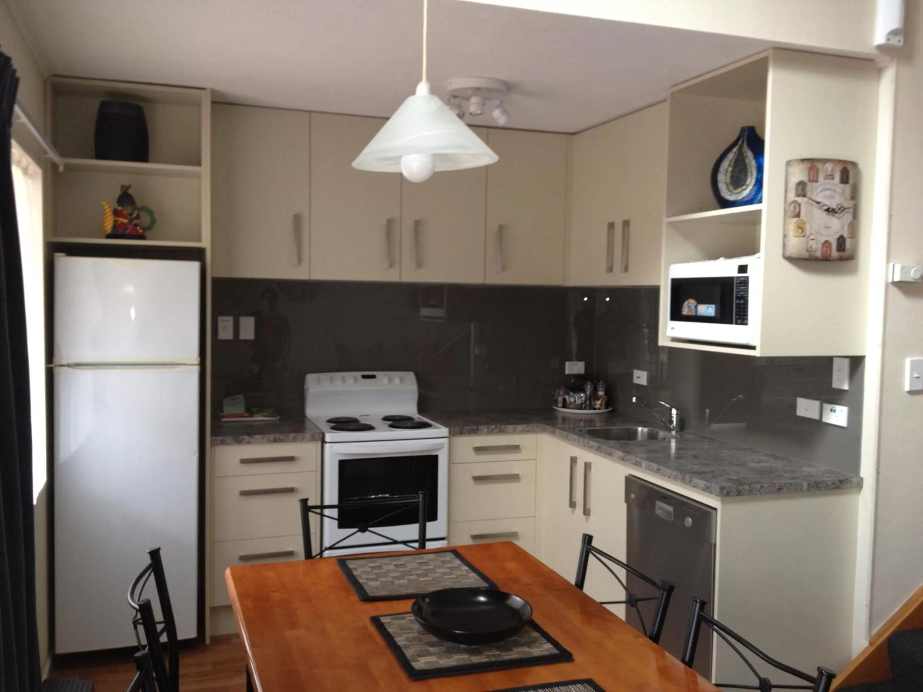 Kitchen or kitchenette in ASURE Green Gables Motel