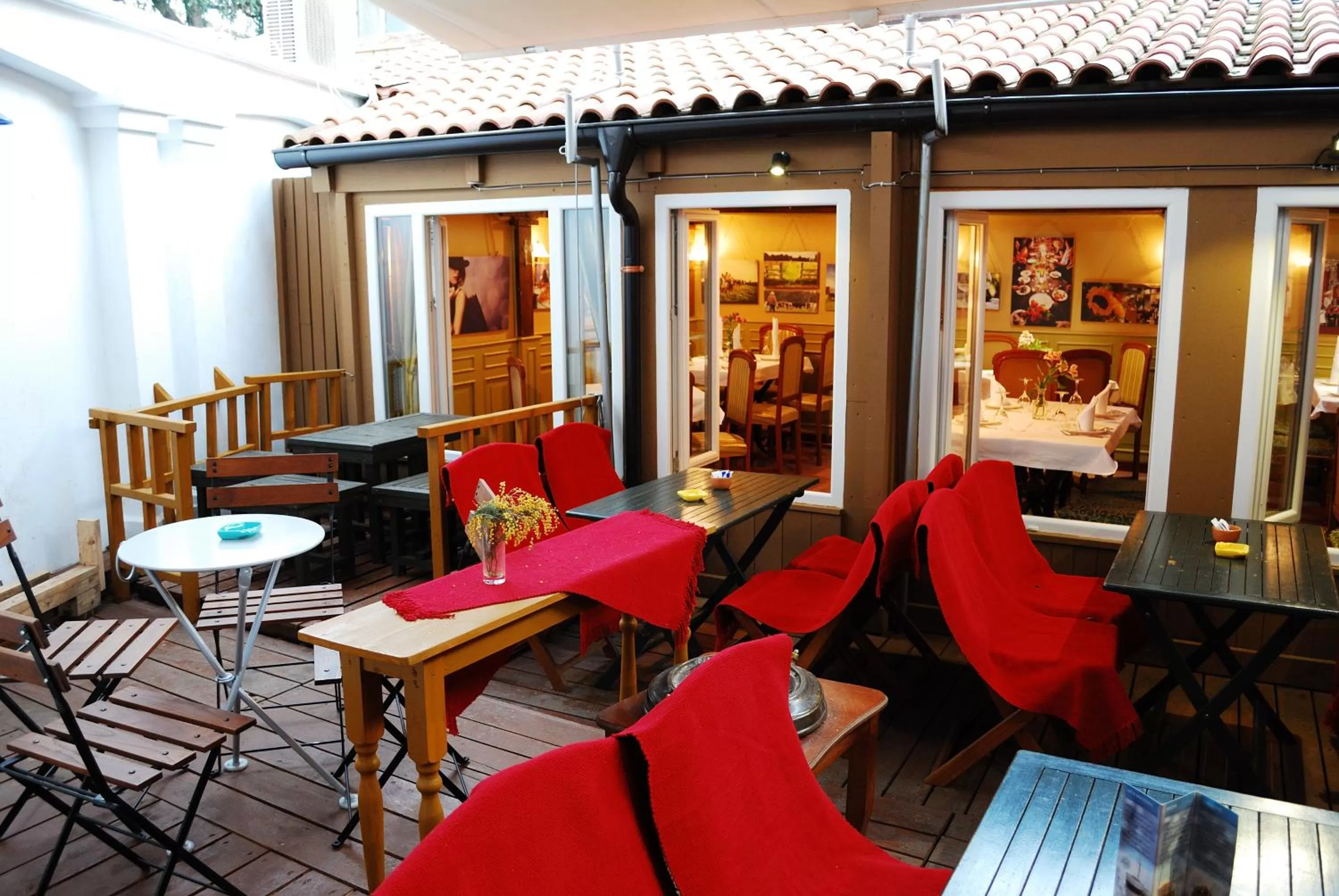 Restaurant/places to eat in Hotel LONDON