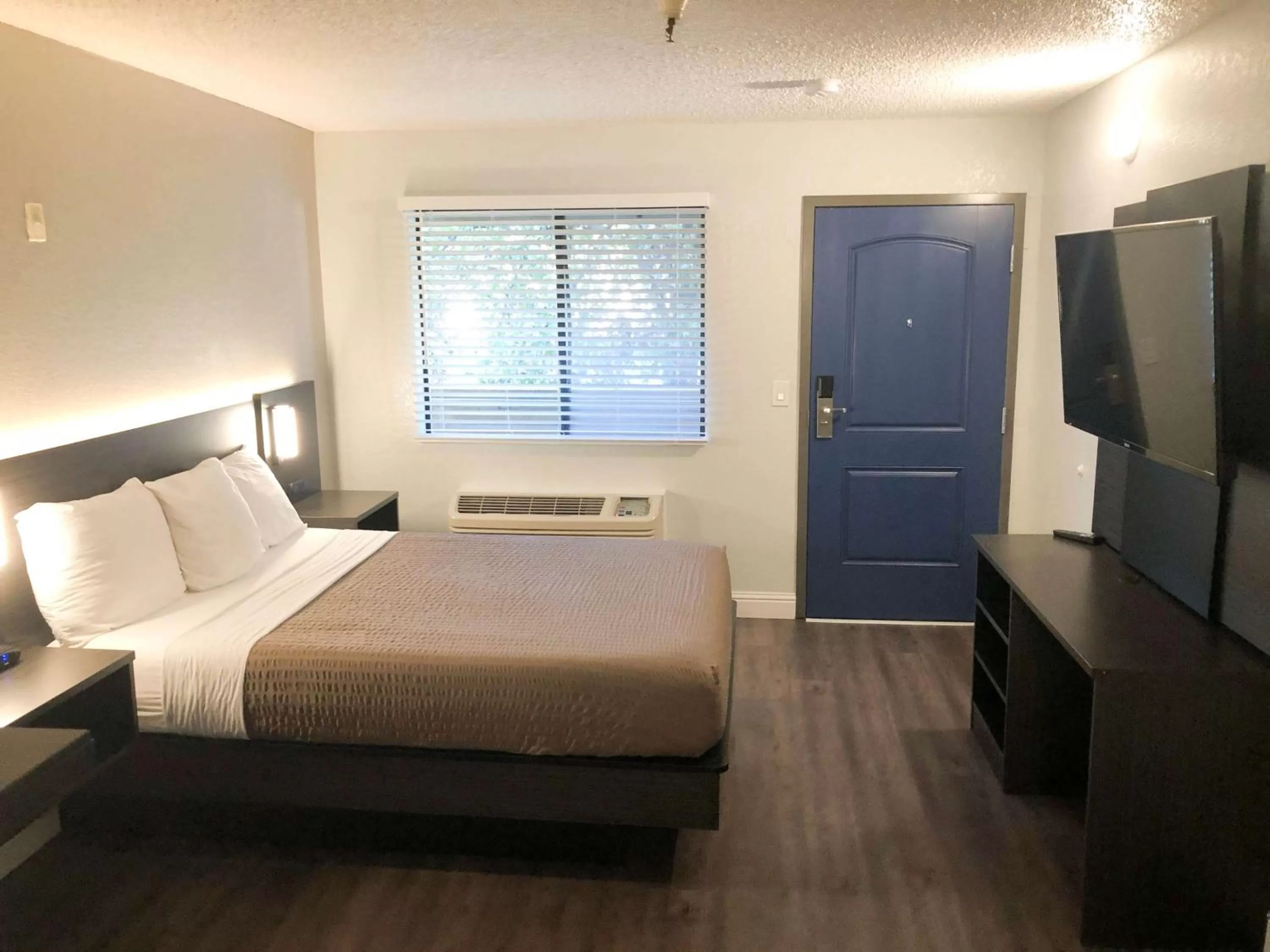 King Room with Roll-in Shower - Disability Access - Non-Smoking in Motel 6 Sacramento, CA - Natomas