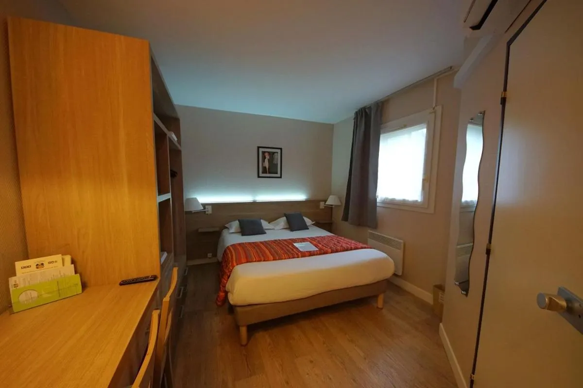 Photo of the whole room, Bed in Logis Hôtel Restaurant Du Lion D'argent Et Des Tanneries