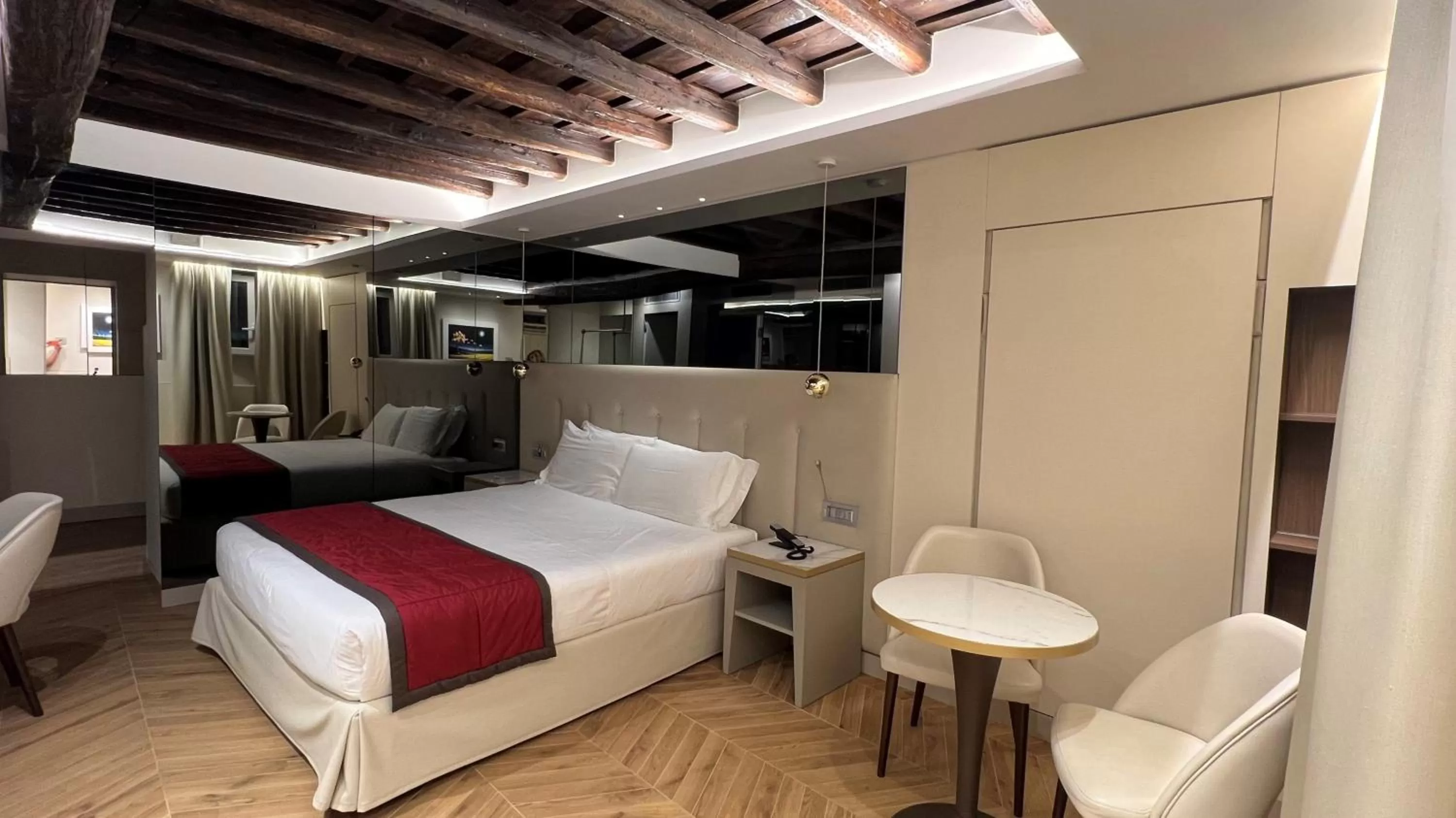 Bed in Harry's Bar Trevi Hotel & Restaurant