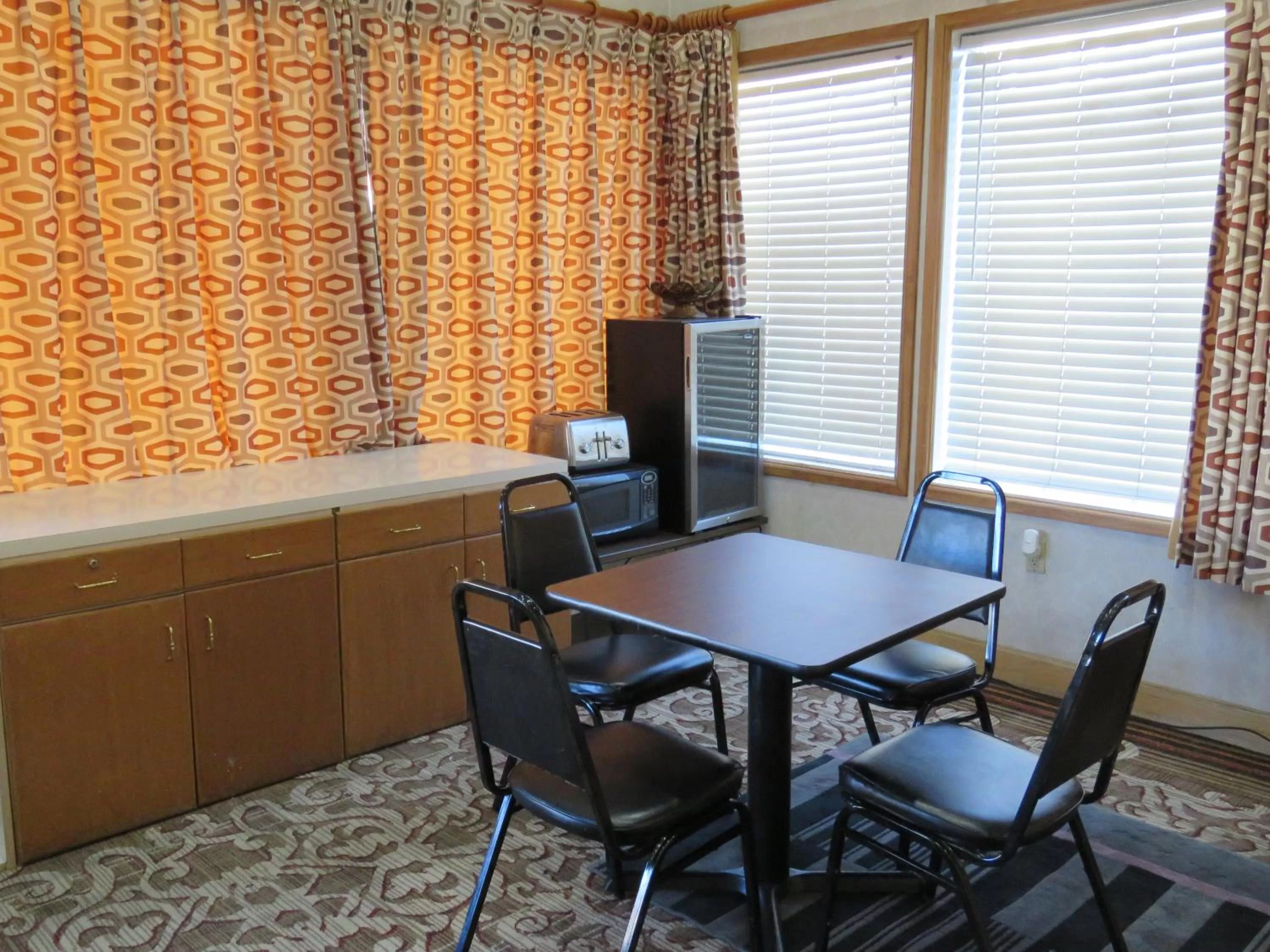 Breakfast in Thunderbird Motel