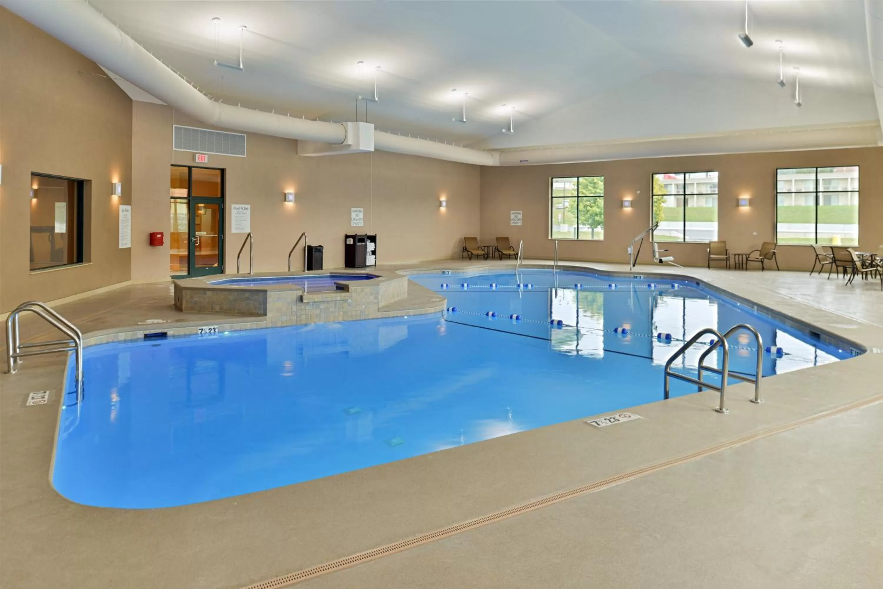 Swimming pool in Holiday Inn Express Breezewood by IHG