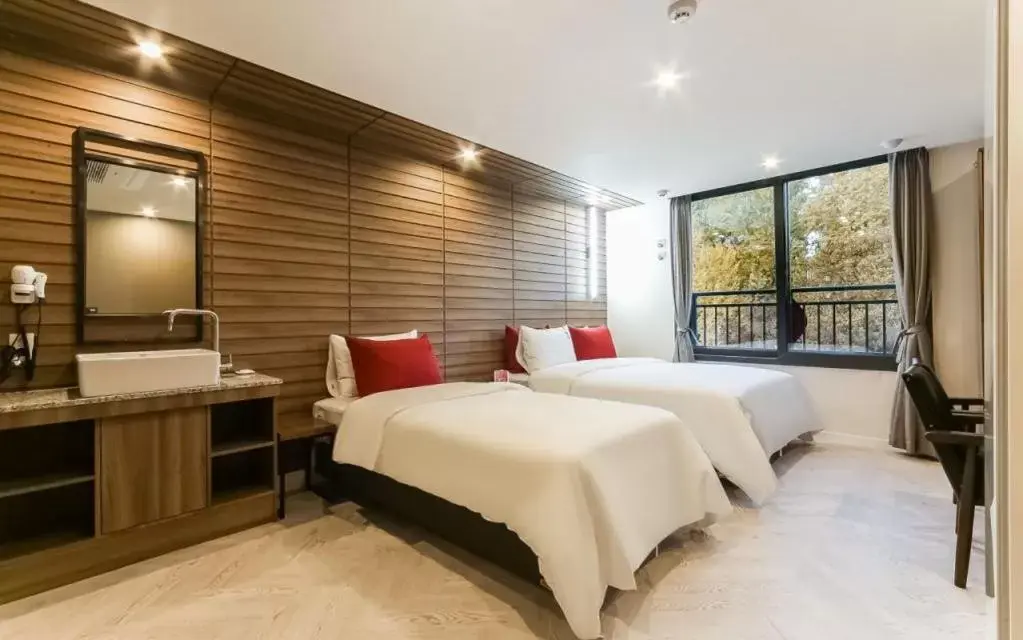 Superior Twin Room with Garden View in Maron Hotel Nampo Superior Twin Room with Garden View in Maron Hotel Nampo