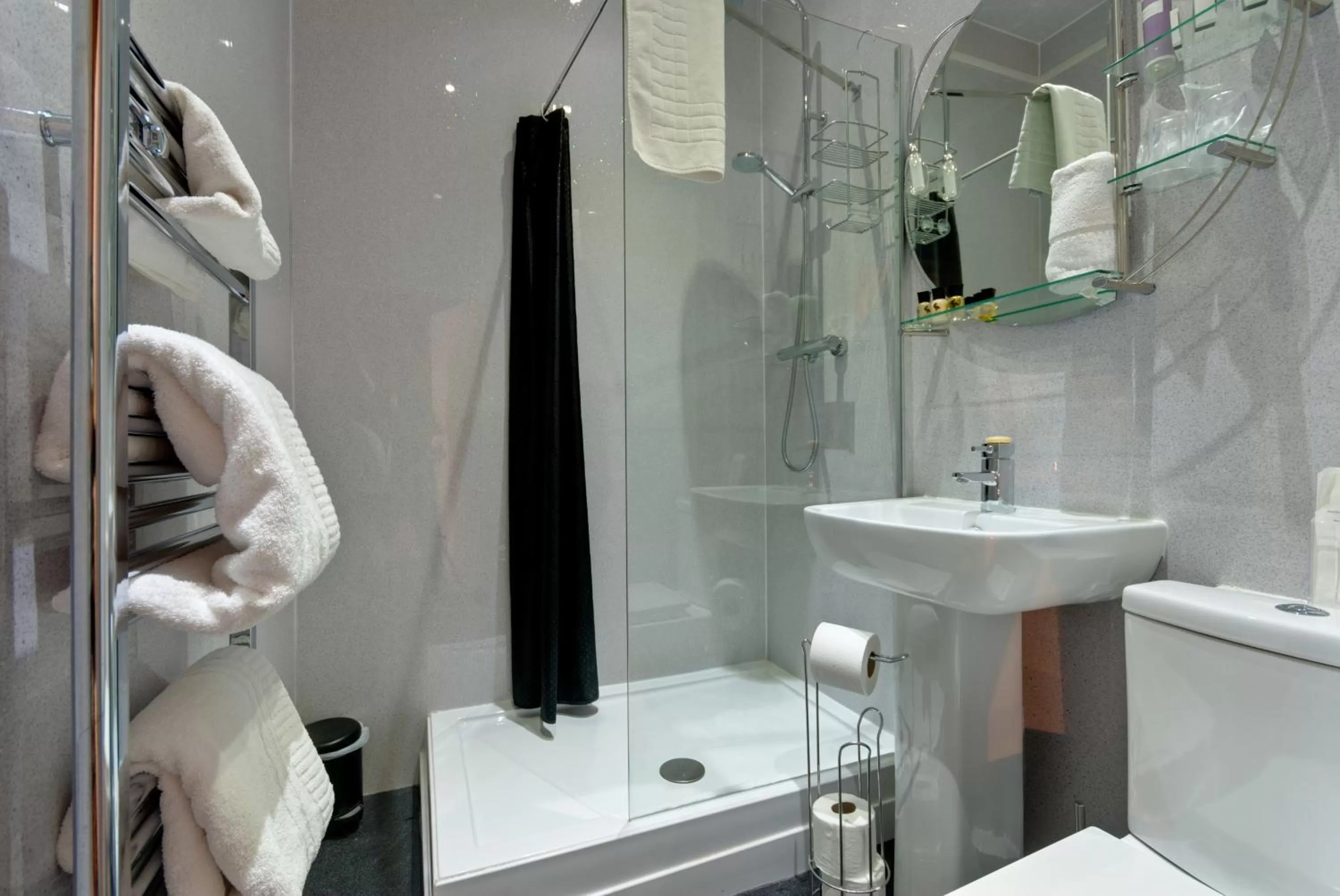 Bathroom in Lauriston & Lawton Court Hotel