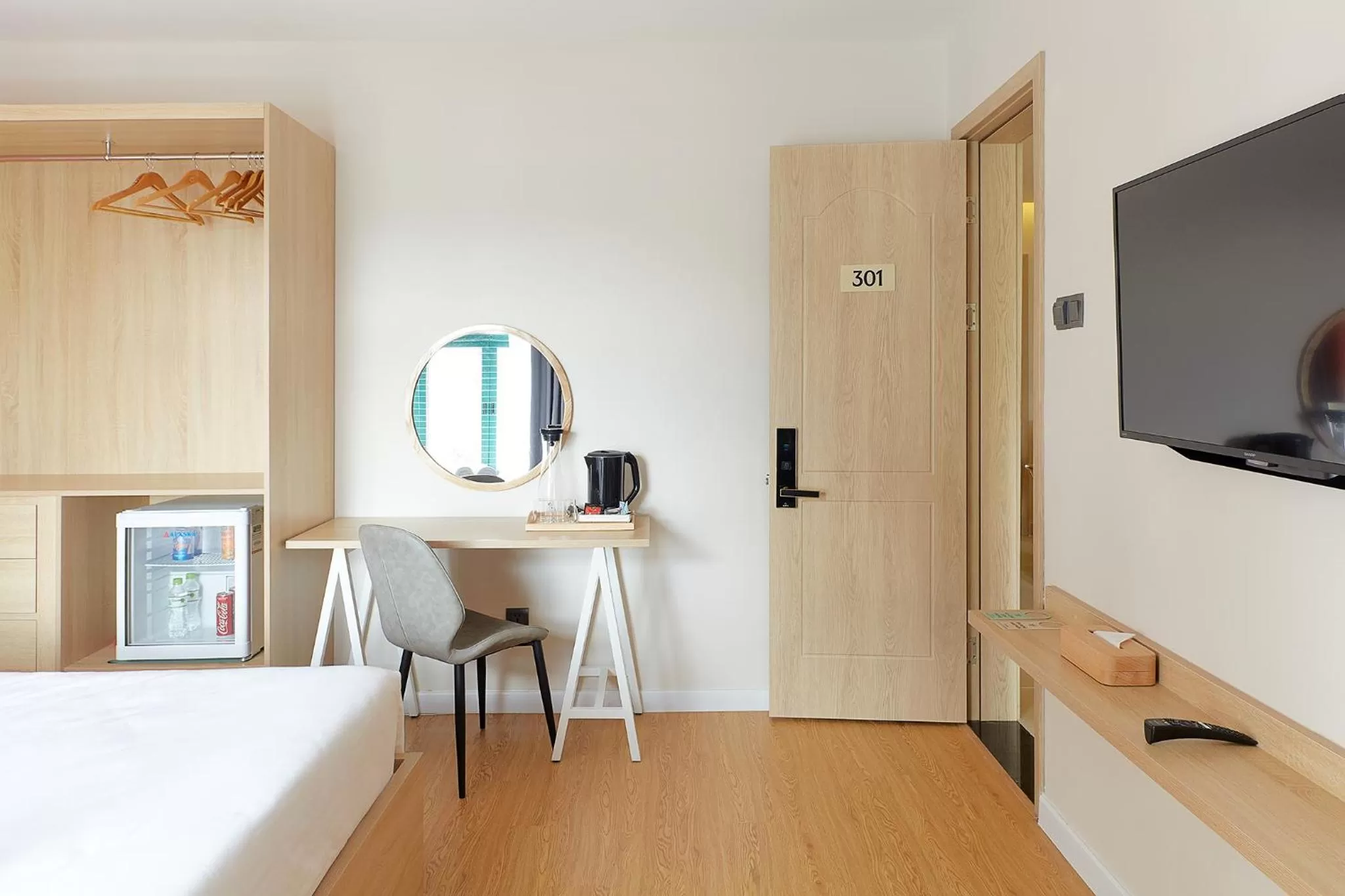 Communal lounge/ TV room, Bed in Larimar Villas Cô Giang