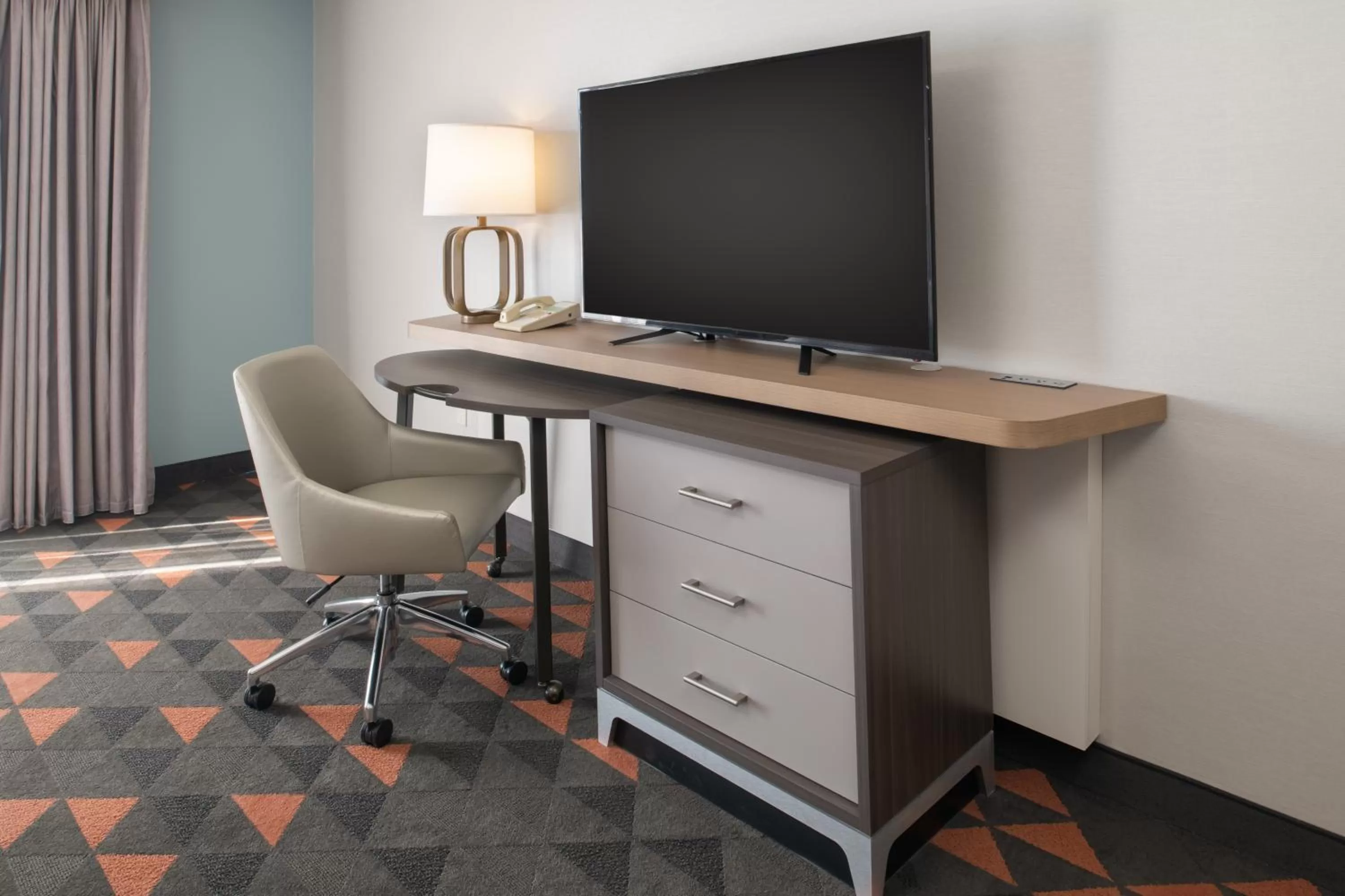 TV and multimedia in Holiday Inn Portland - Columbia Riverfront by IHG