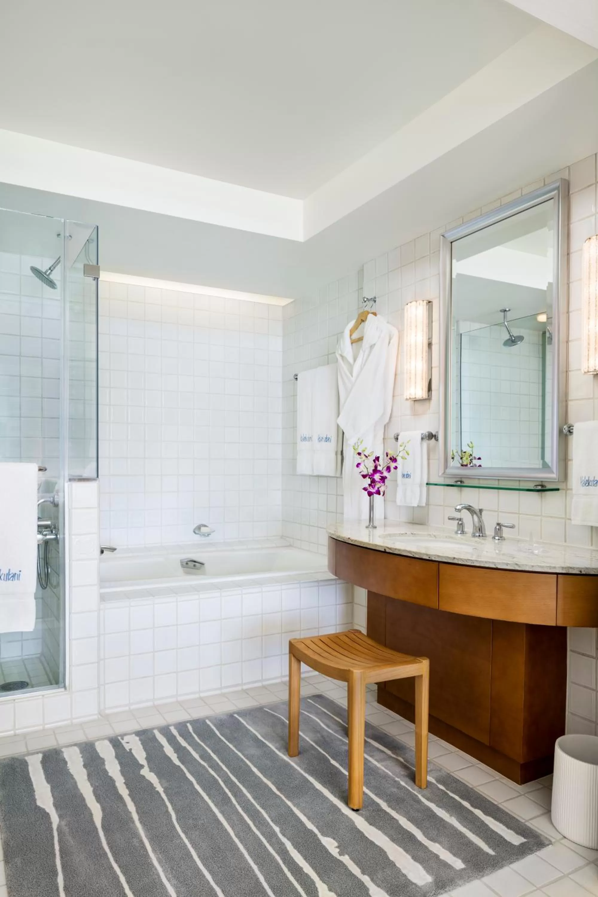Shower in Halekulani - NO RESORT FEE