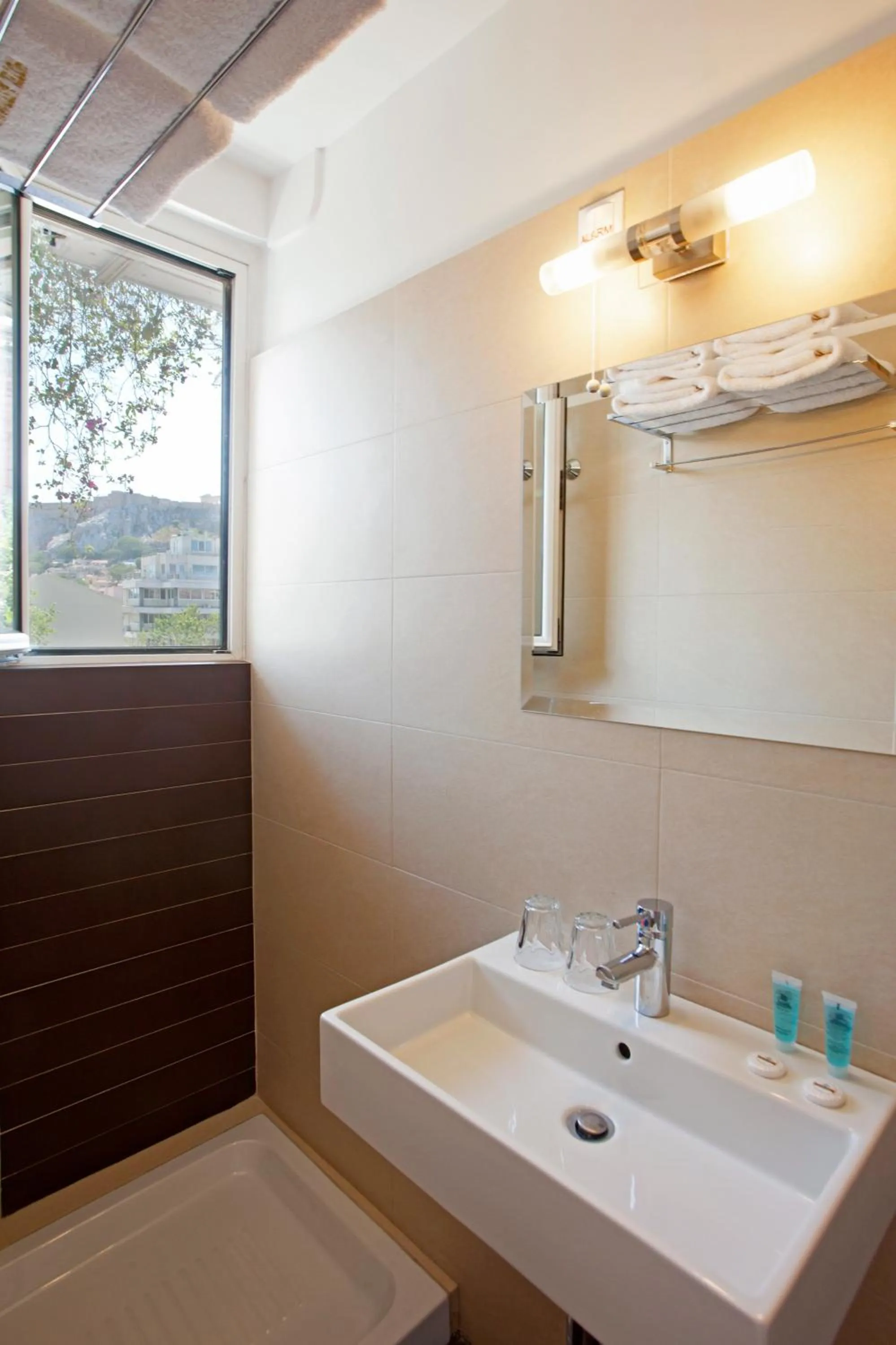 Bathroom in Metropolis Hotel