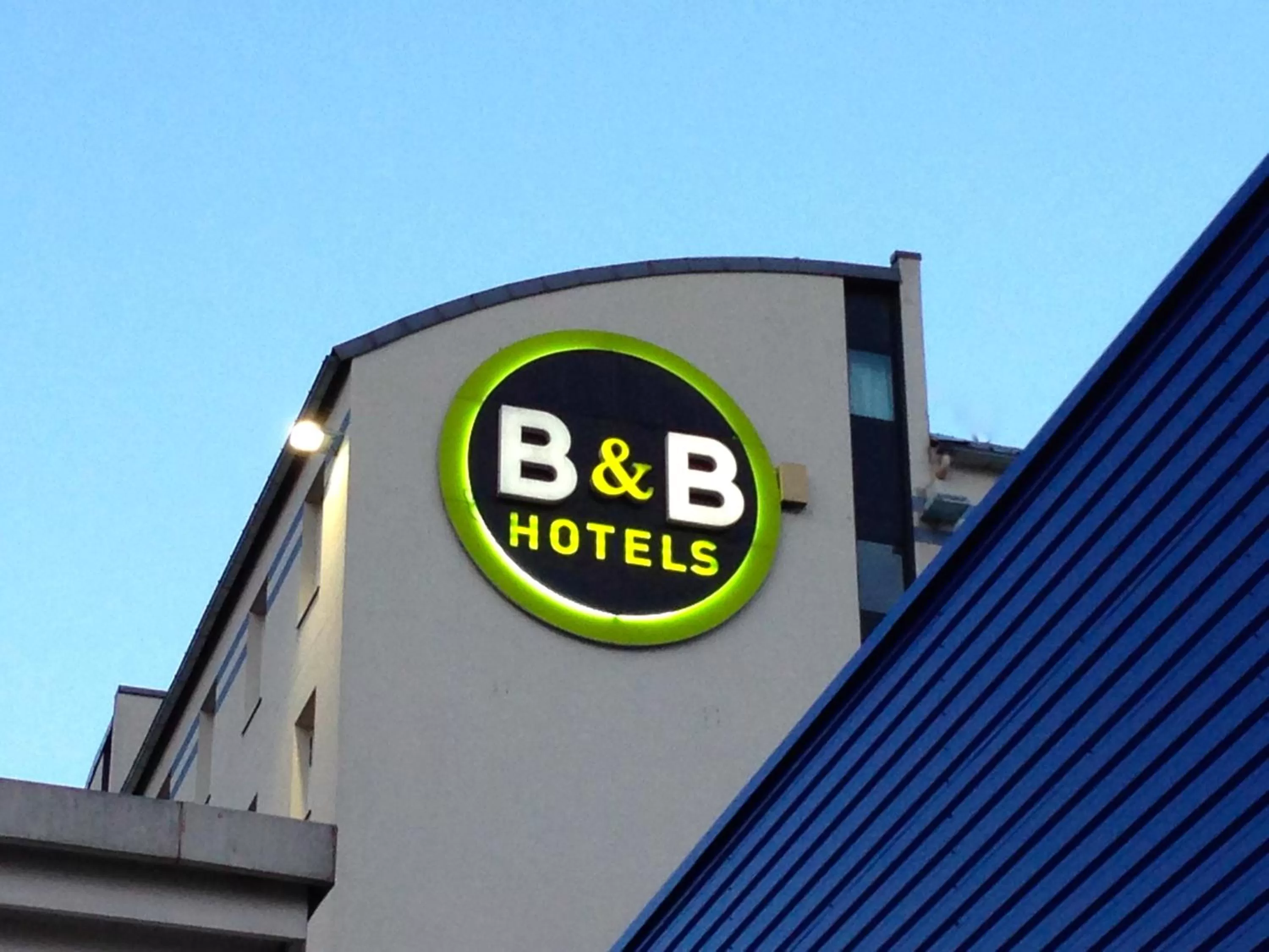 Facade/entrance in B&B HOTEL Lyon Vénissieux