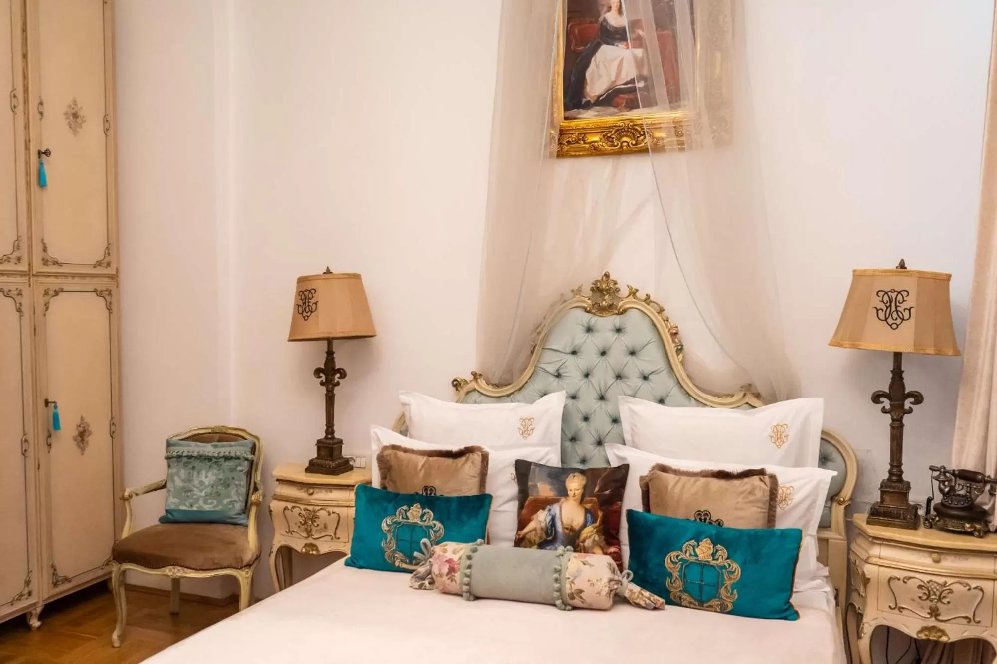 Bed in Conacul Coroanei Luxury Boutique Hotel