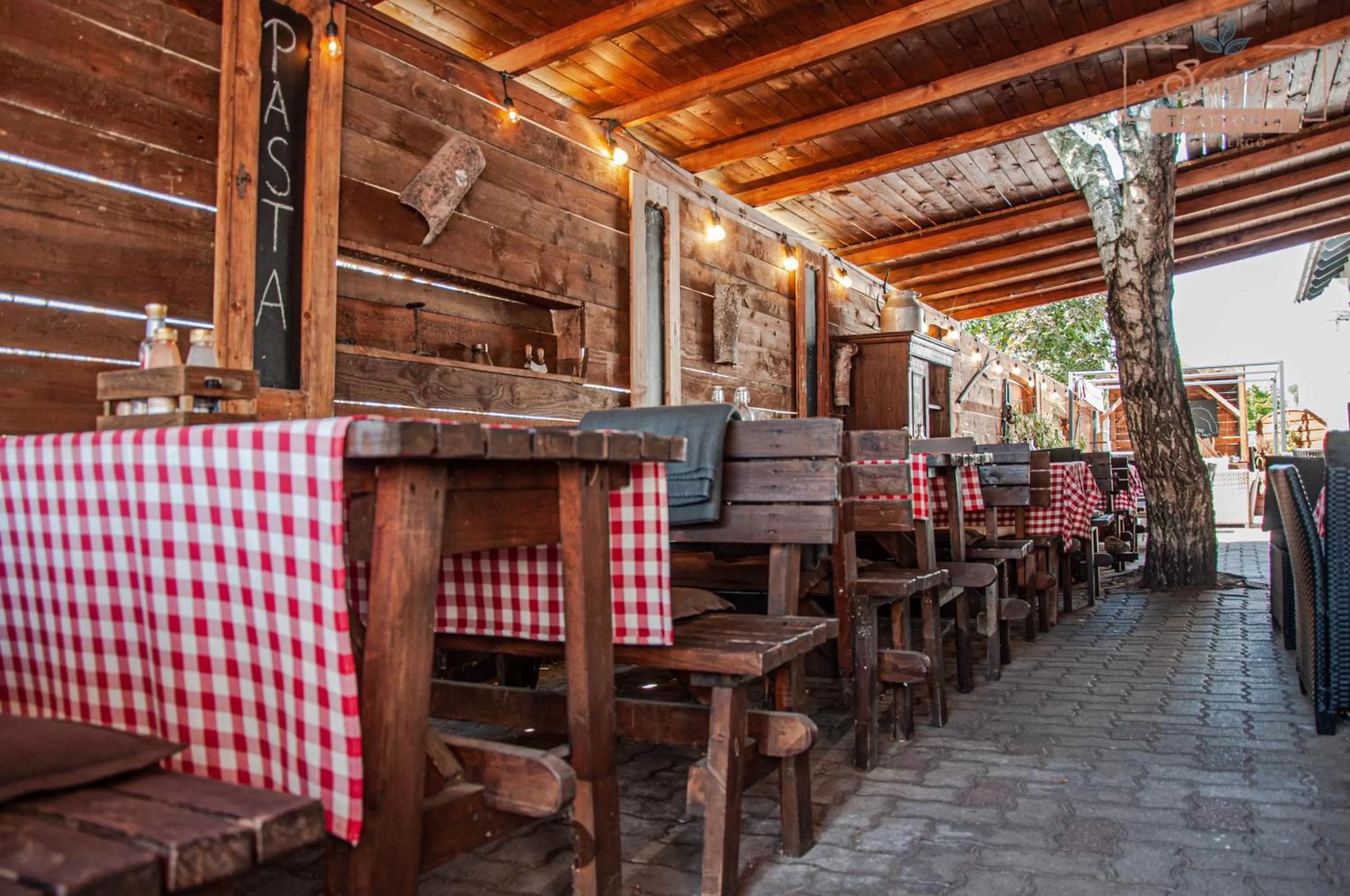 Restaurant/Places to Eat in Sempre Étterem És Panzió