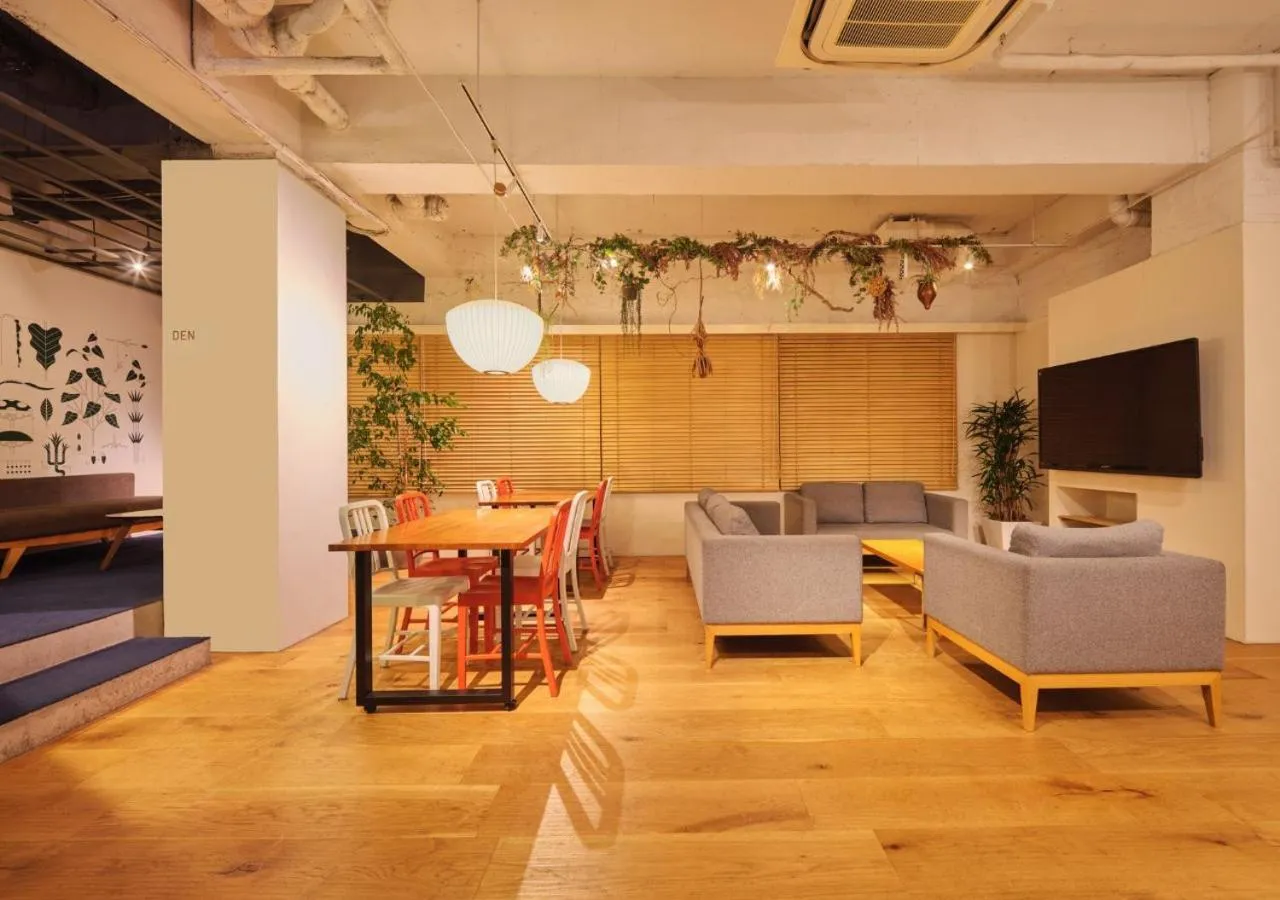 Communal lounge/ TV room in Hotel Graphy Nezu