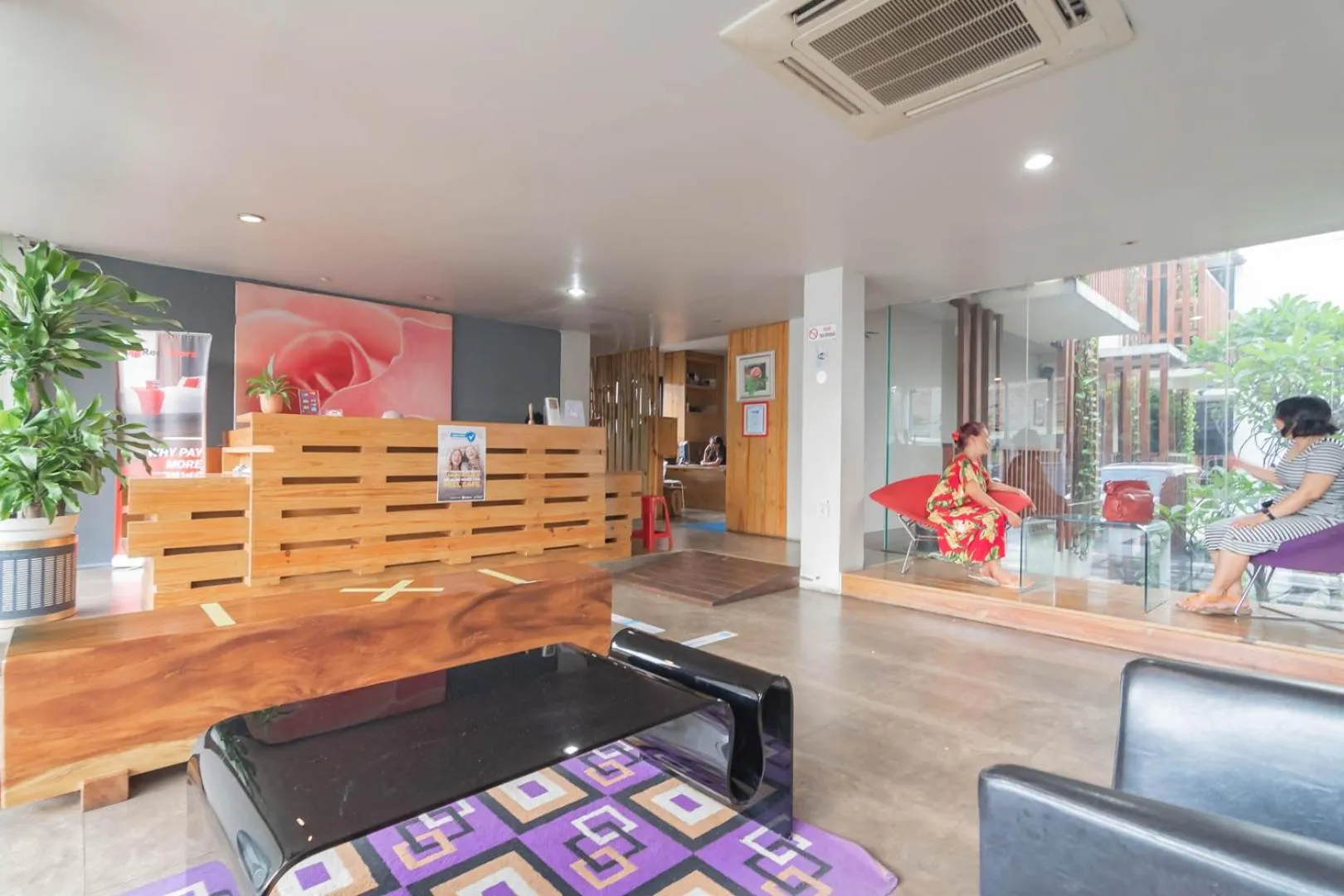 Seating area in RedDoorz Plus near Asia Afrika 3