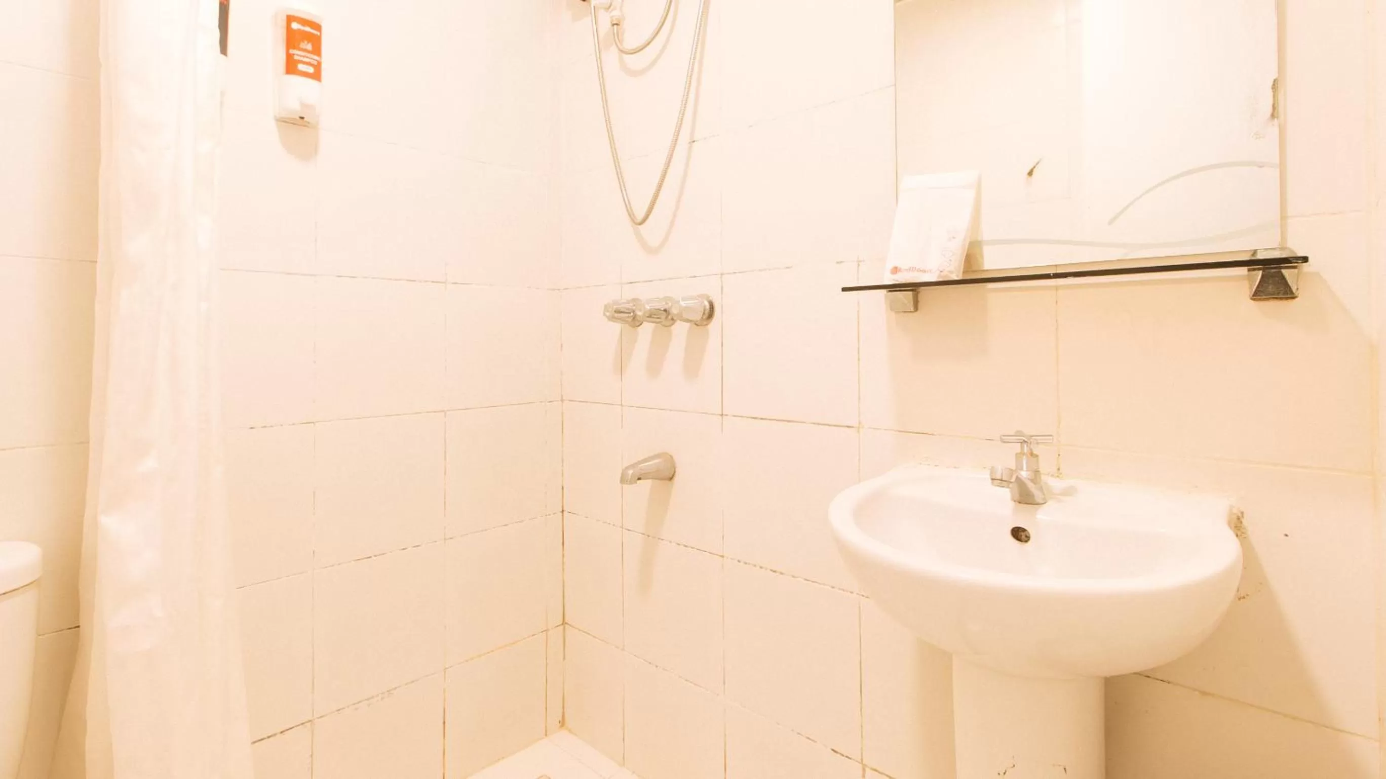 Bathroom in RedDoorz Premium near Greenbelt Makati - Vaccinated Staff