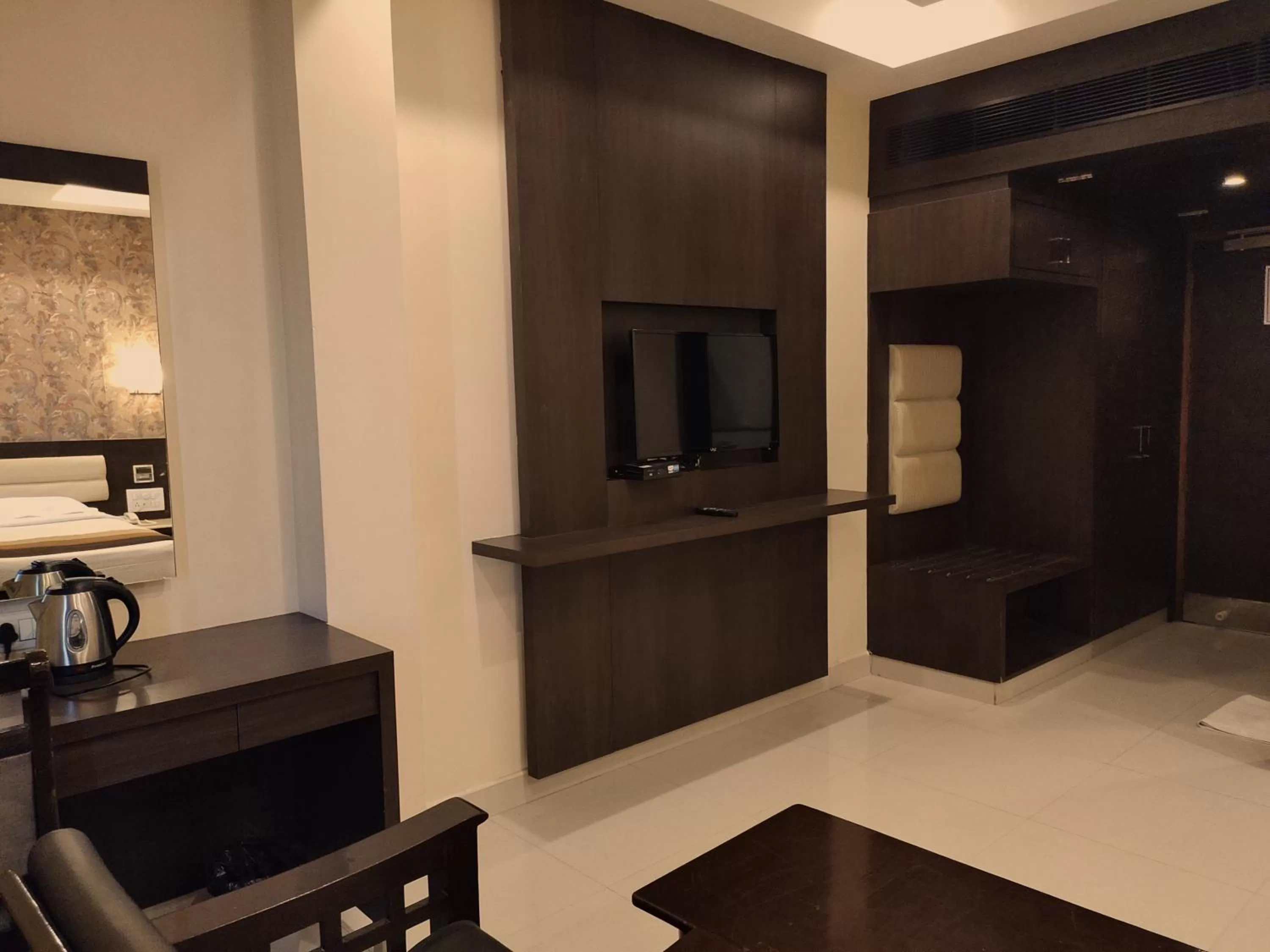 TV and multimedia in Hotel Deepam