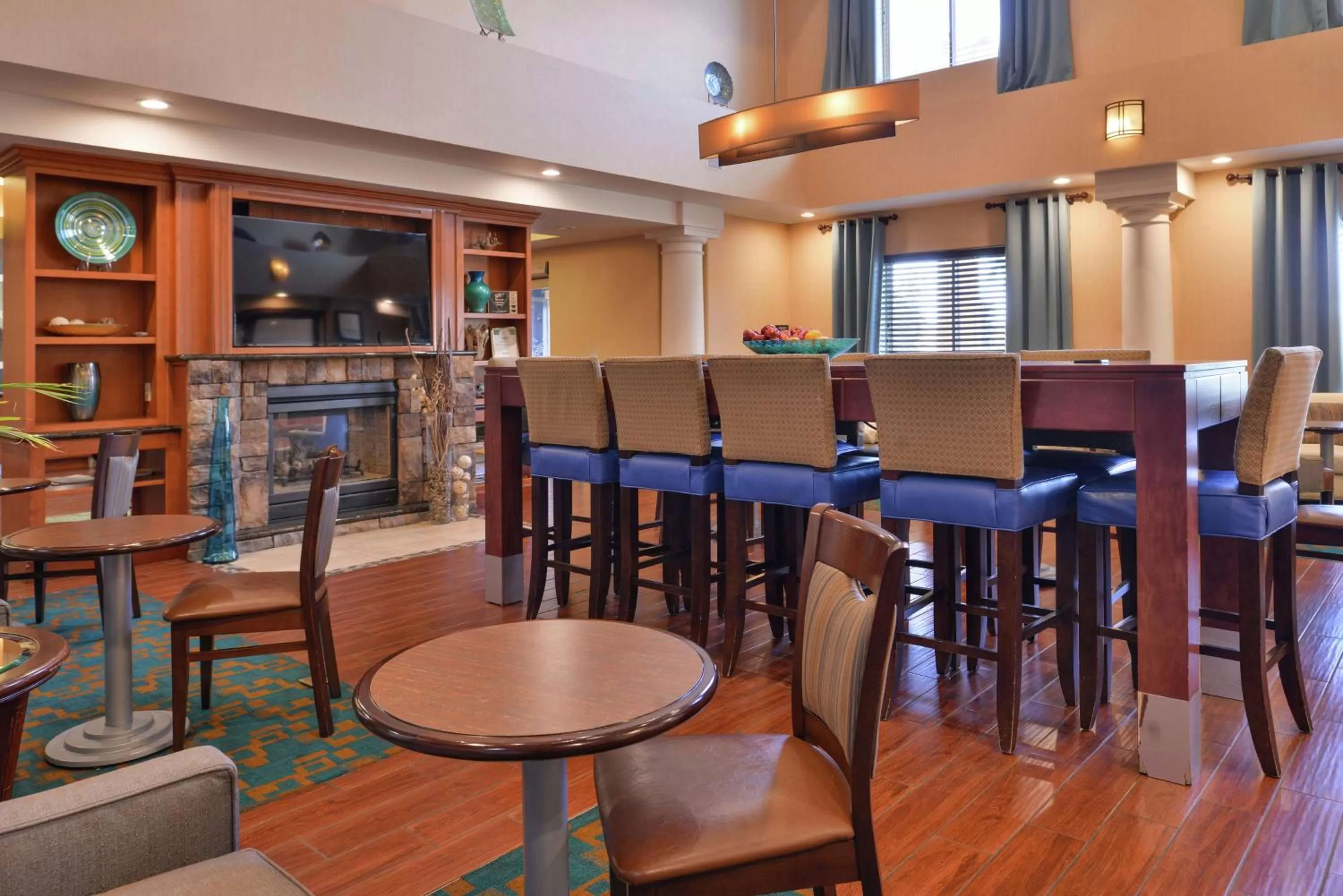 Dining area in Hampton Inn & Suites Woodland-Sacramento Area