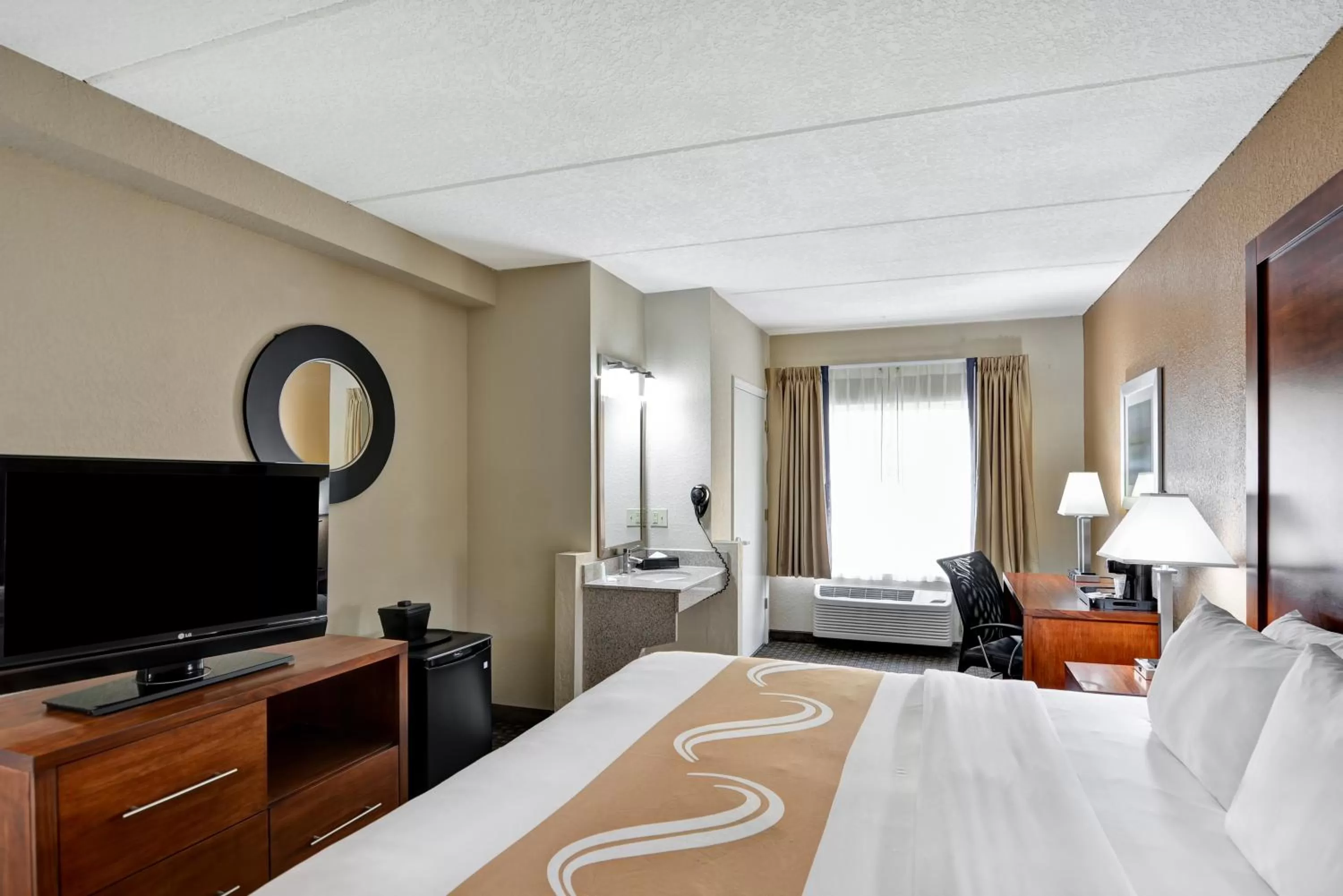 Photo of the whole room, Bed in Quality Inn & Suites Heritage Park