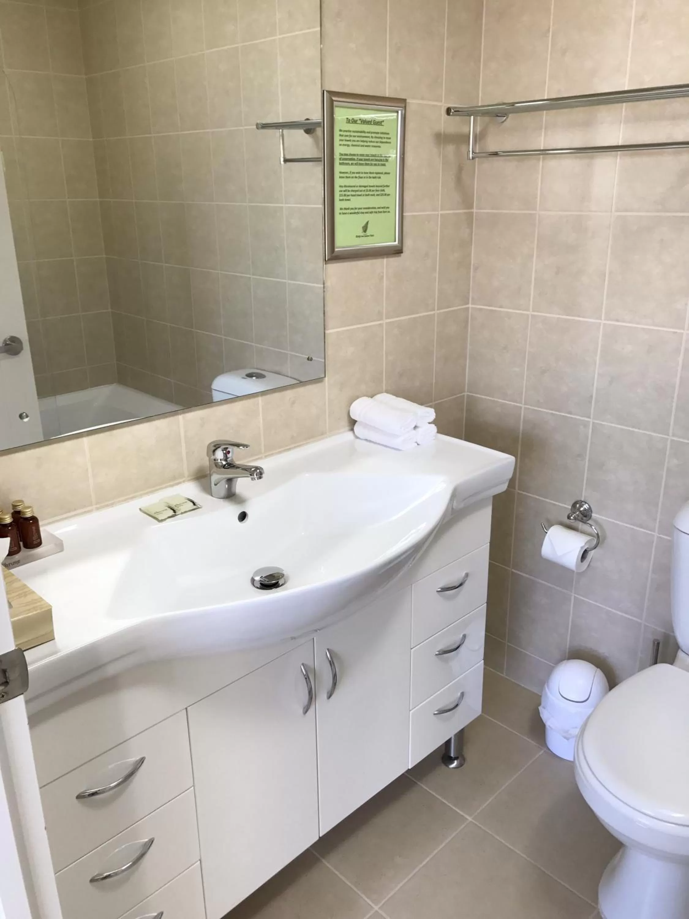 Bathroom in Alpha Motel with Spa-Bath