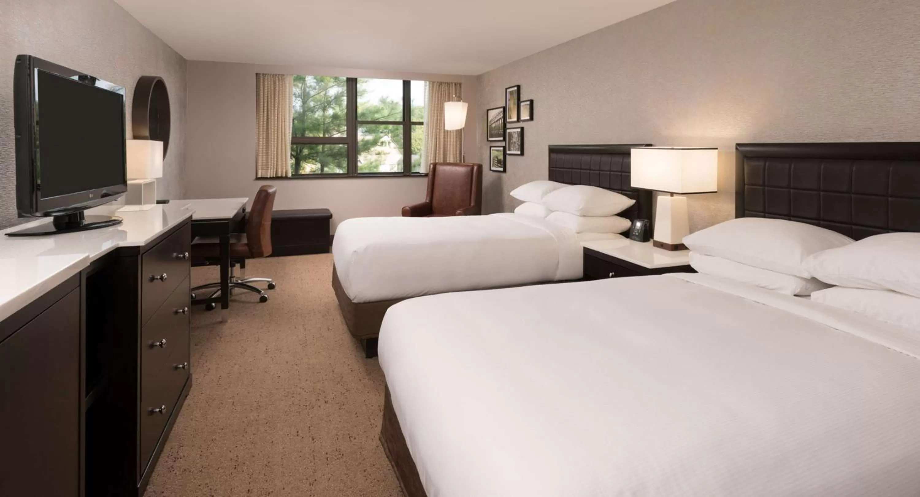 Bedroom, Bed in The Saratoga Hilton