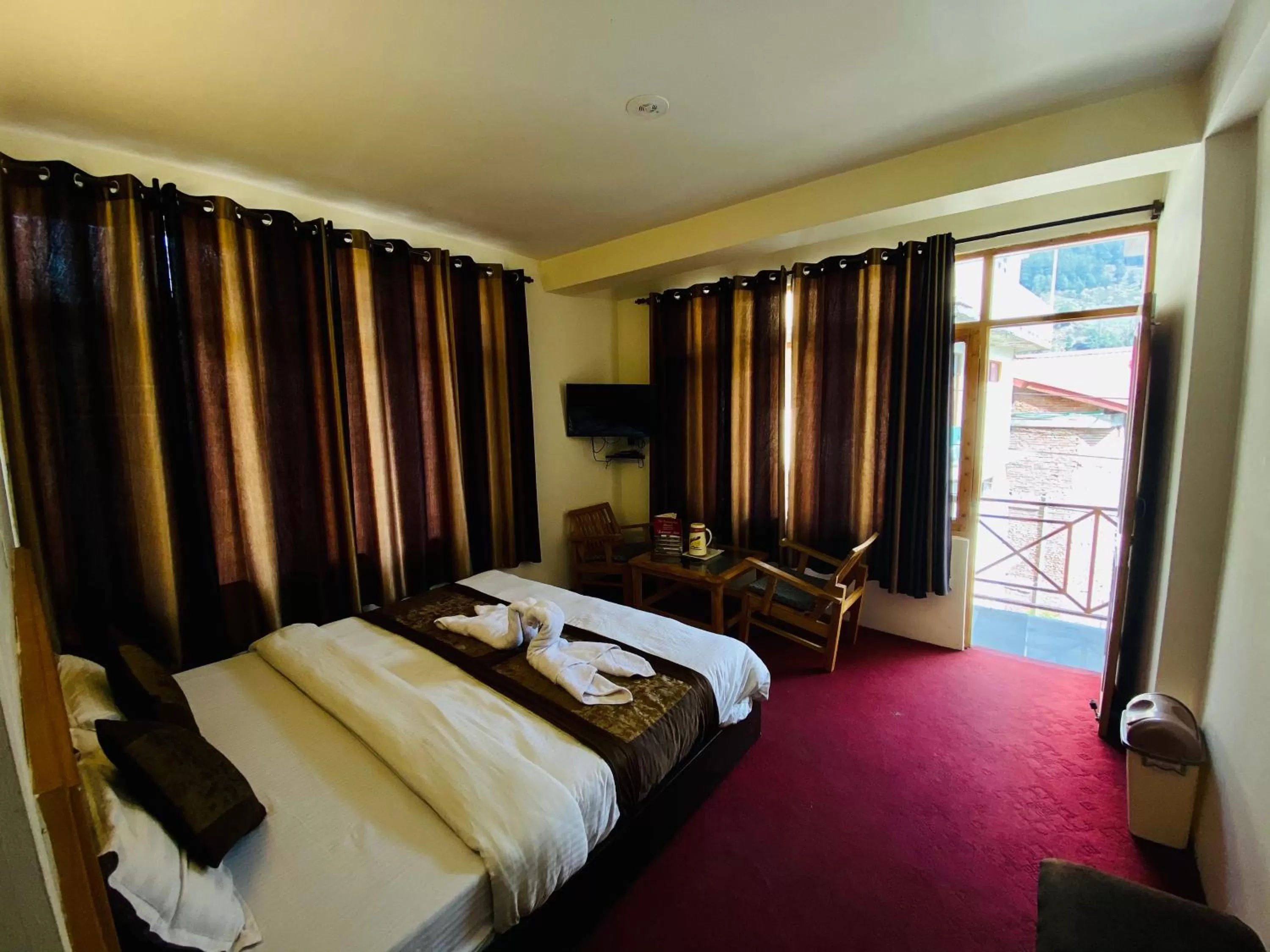 Photo of the whole room, Bed in The Destination Manali