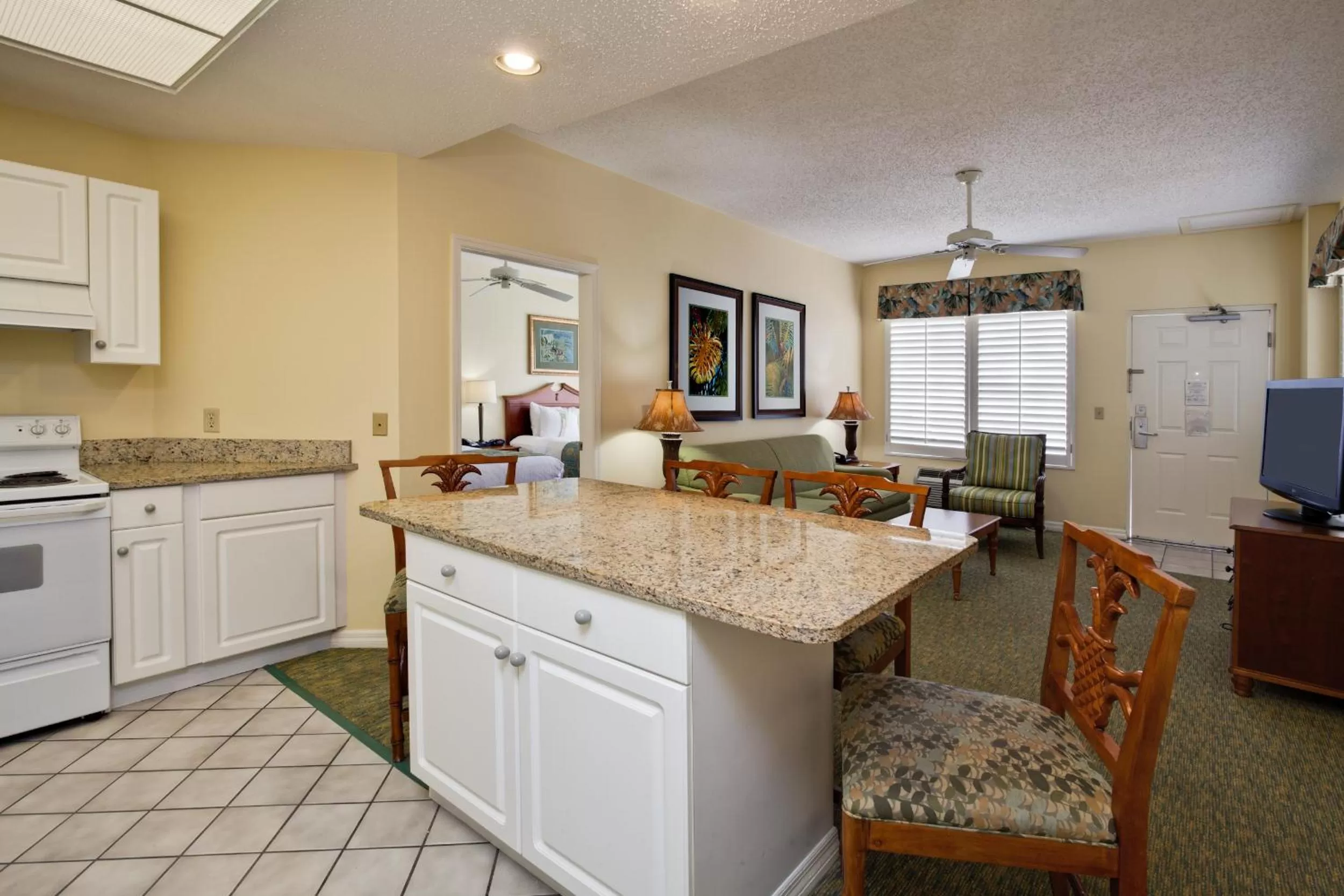 Kitchen or kitchenette in Holiday Inn & Suites Clearwater Beach S-Harbourside
