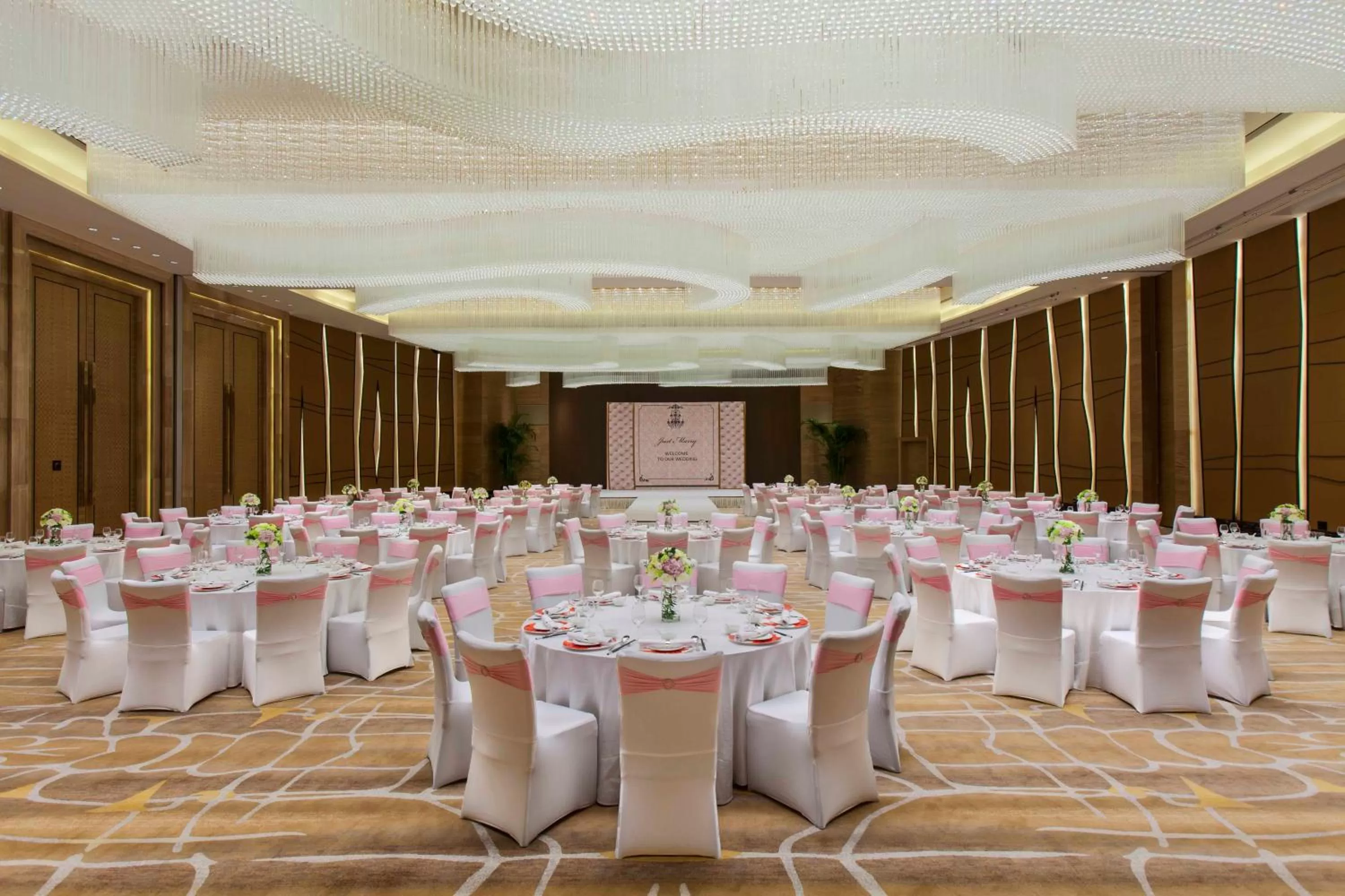 Meeting/conference room in Crowne Plaza Tianjin Meijiangnan by IHG