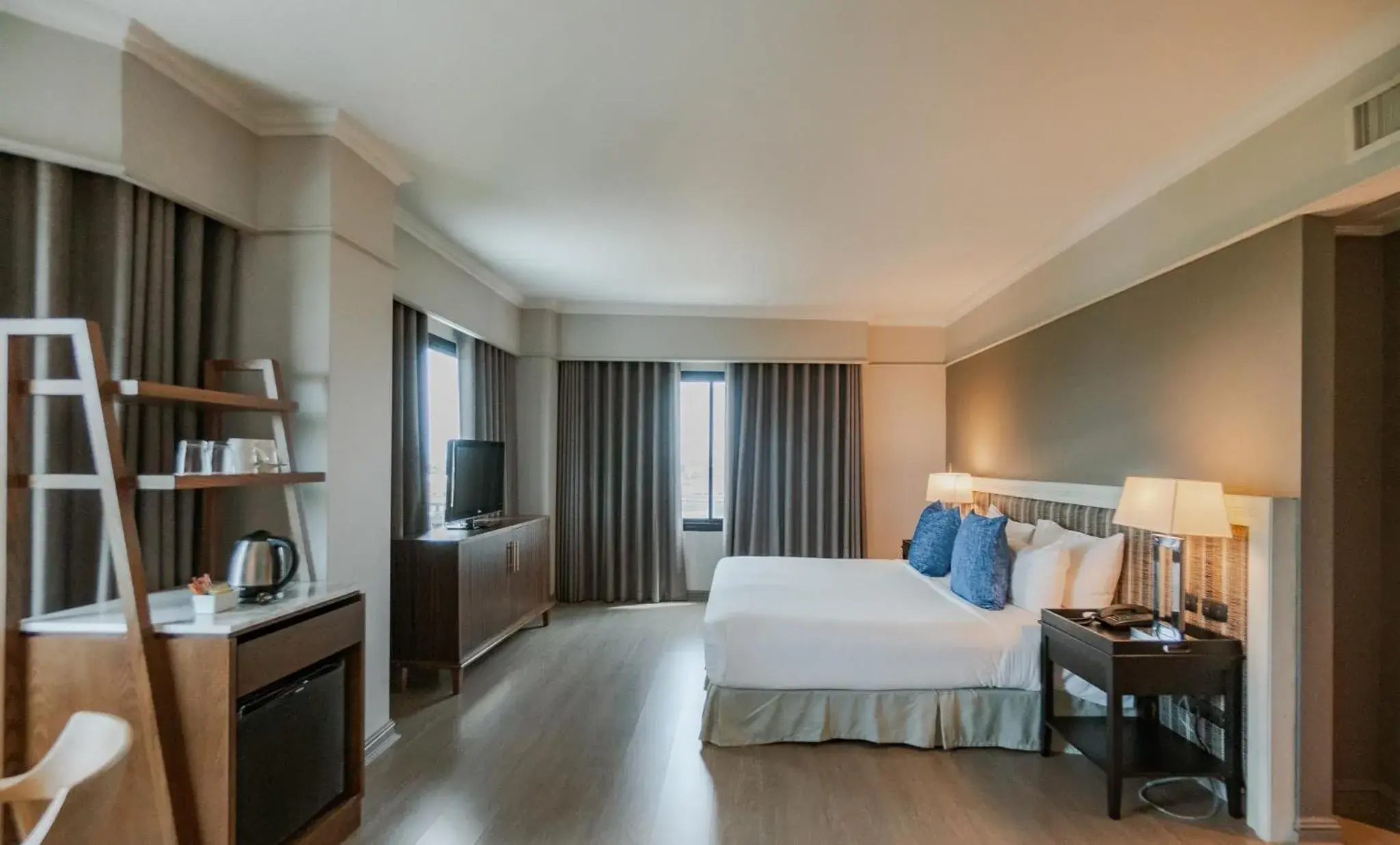 Junior Suite in Grand Riverside Hotel Junior Suite in Grand Riverside Hotel