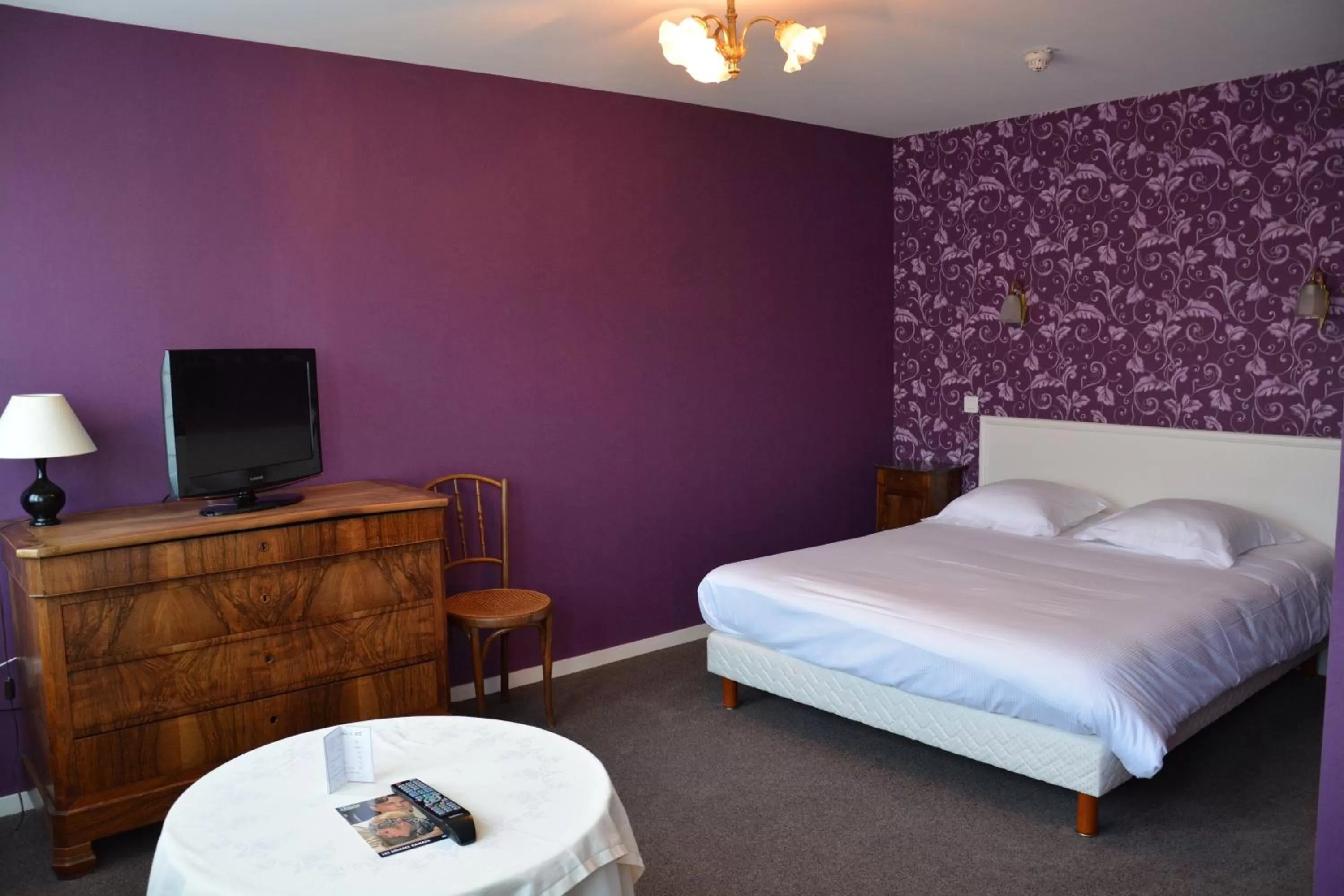 Photo of the whole room, Bed in The Originals Boutique, Hôtel Terminus, Bourg-en-Bresse Gare