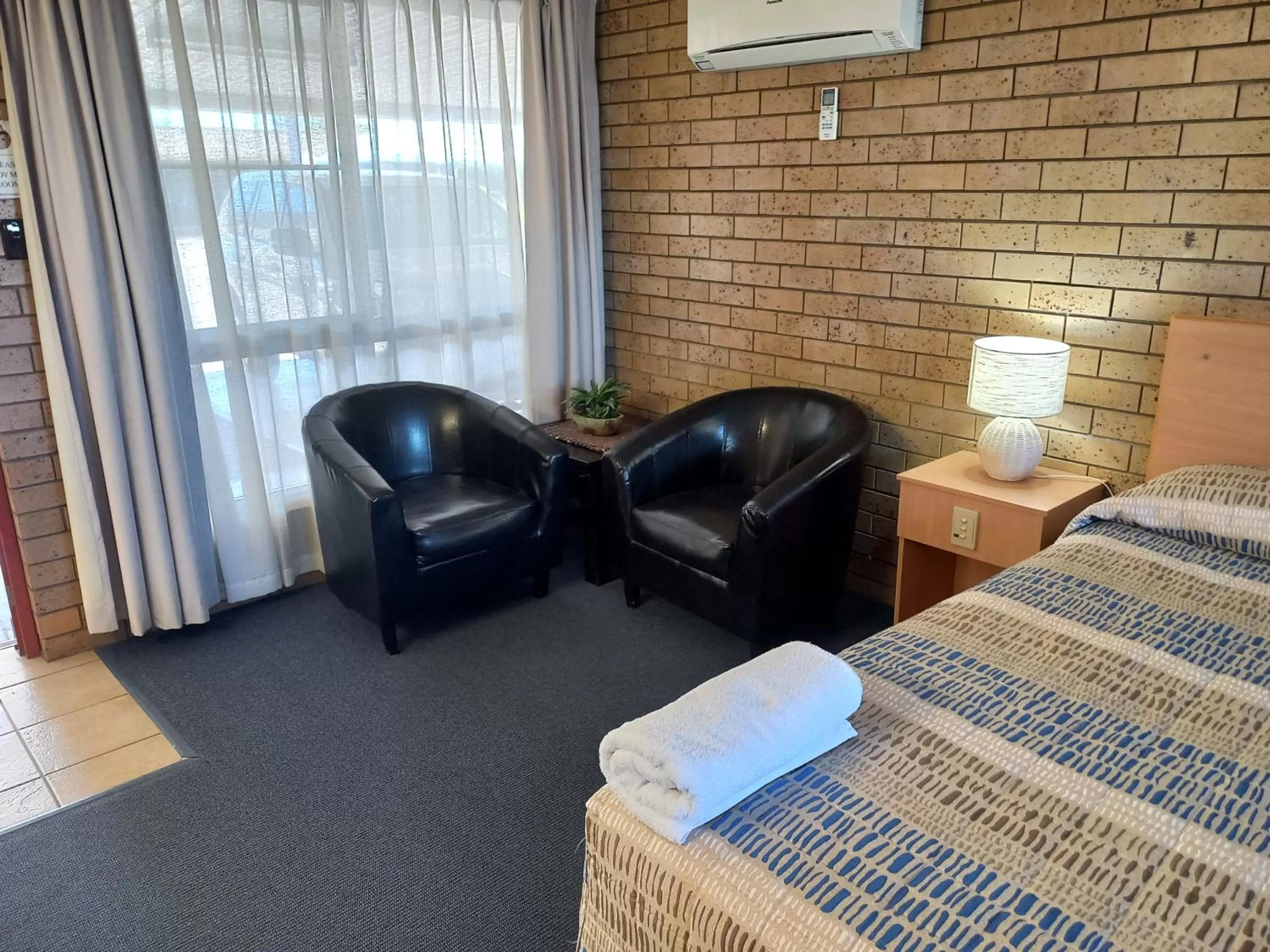 Bed in Macintyre Motor Inn