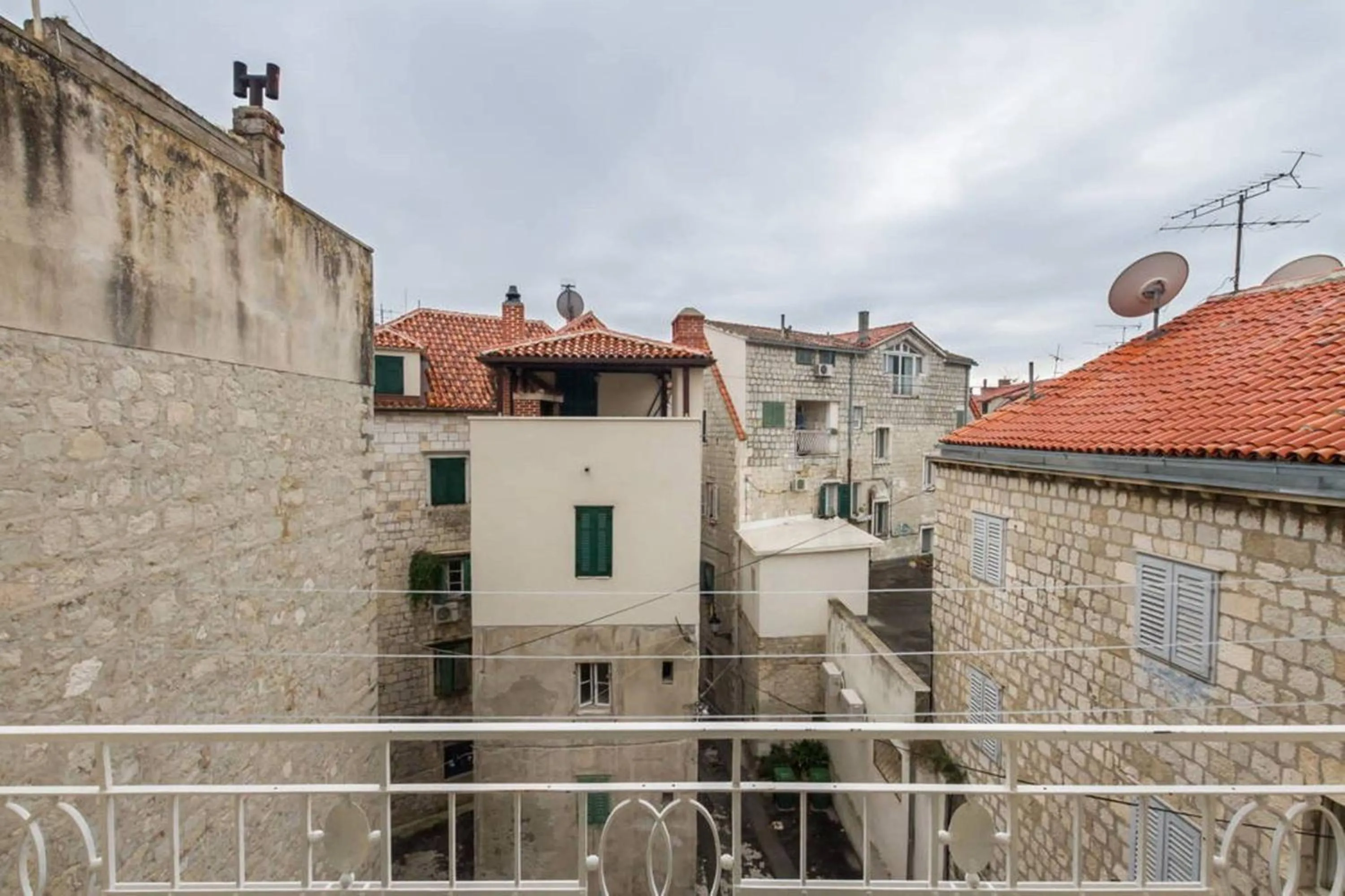 Neighbourhood in Apartment Central Old town with private indoor garage parking