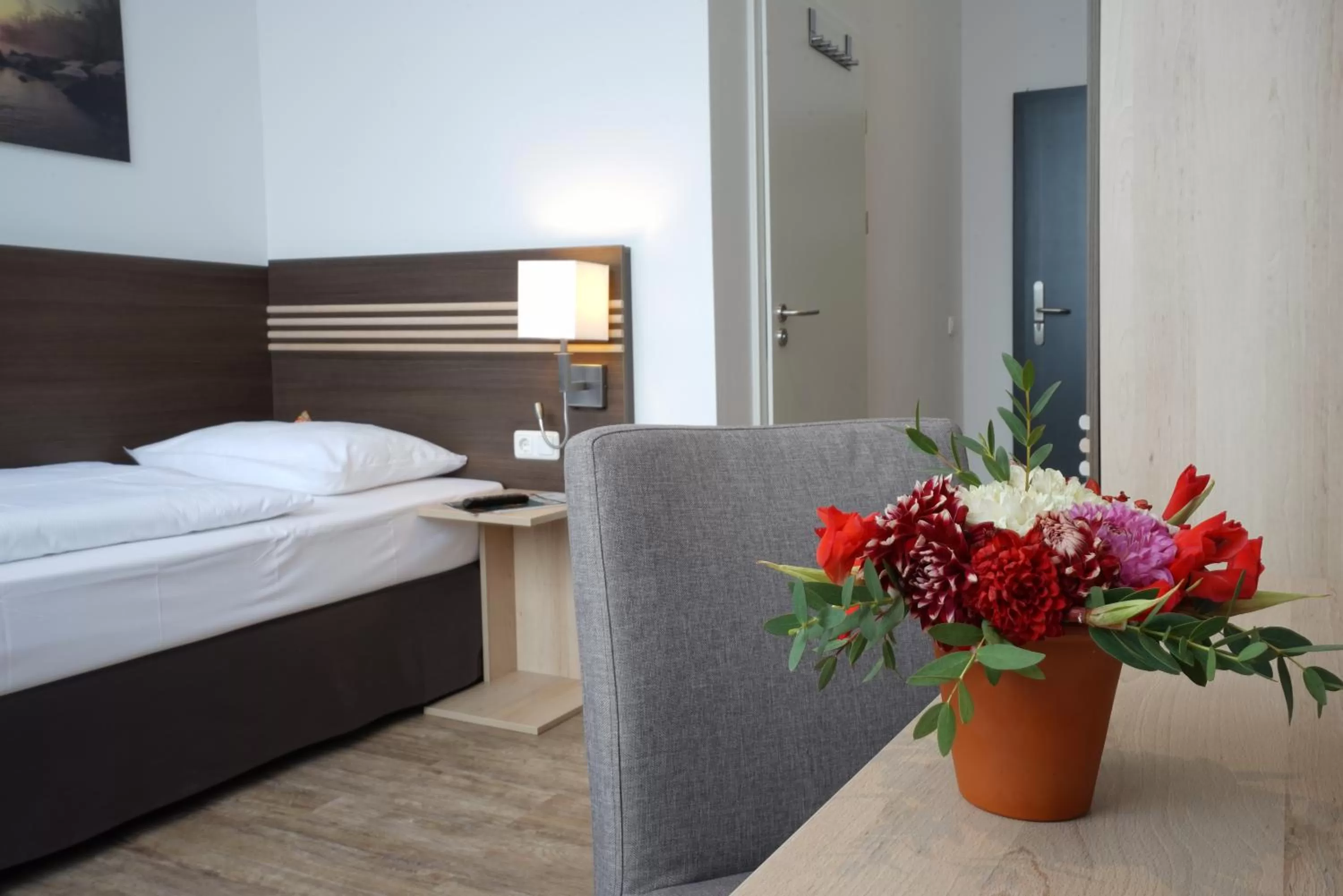 Photo of the whole room, Bed in Ruhr Inn Hotel