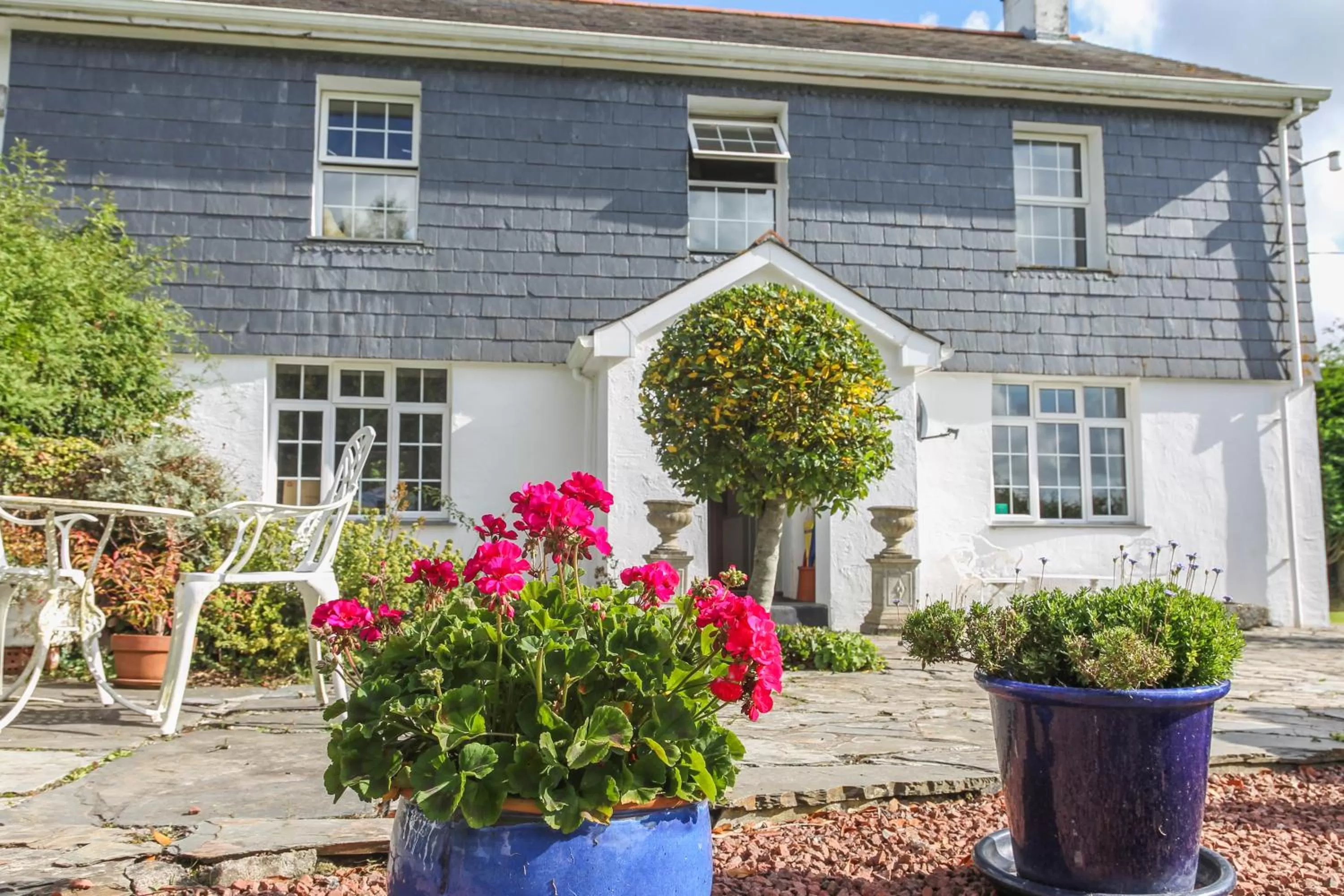 Facade/entrance in Treweens