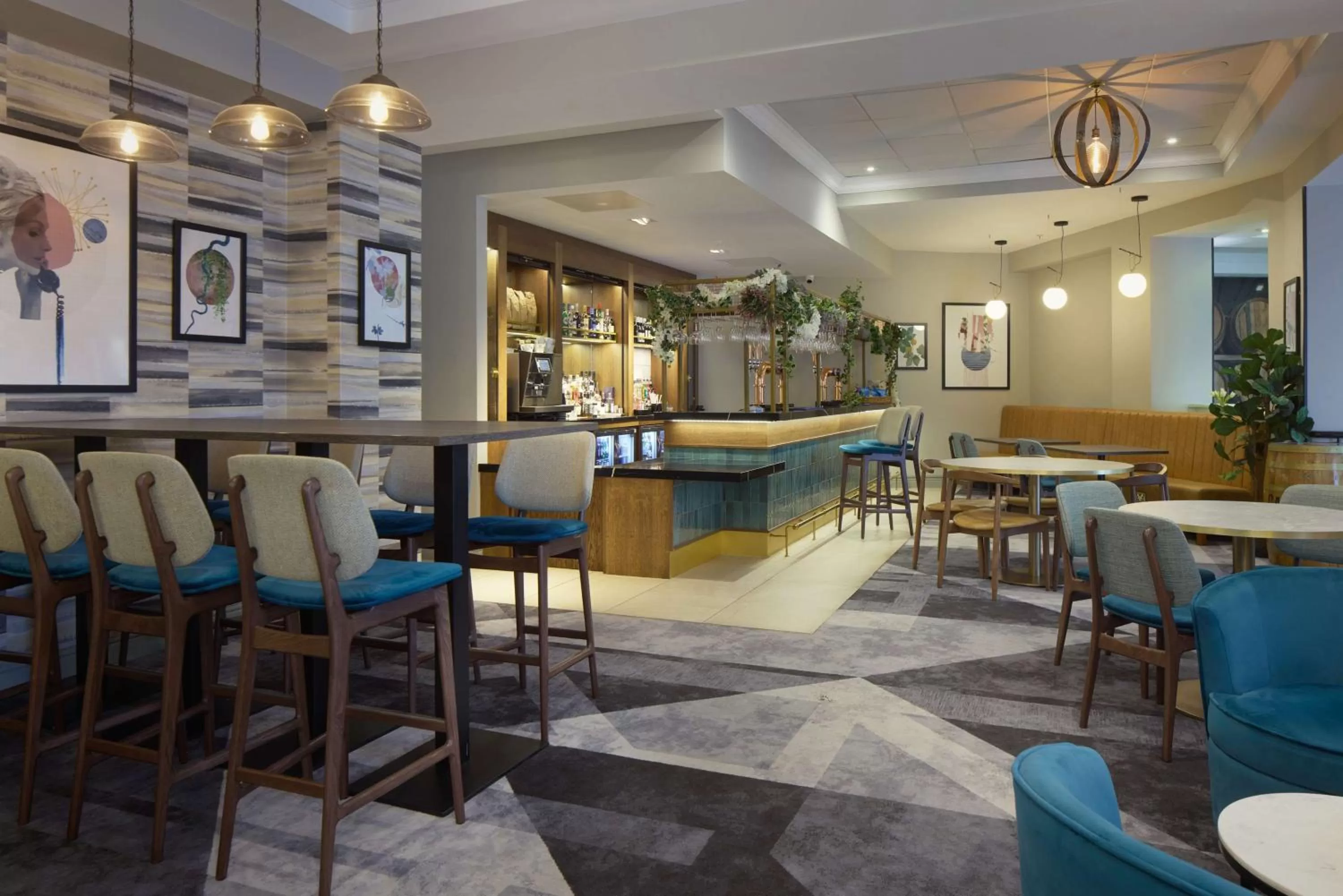 Lounge or bar in DoubleTree by Hilton Dartford Bridge