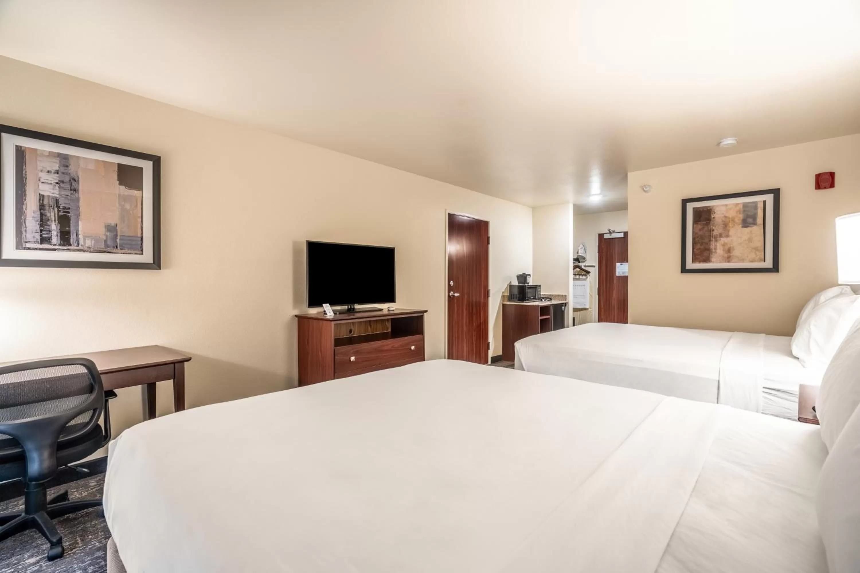 Bed in Cobblestone Hotel & Suites - Newport