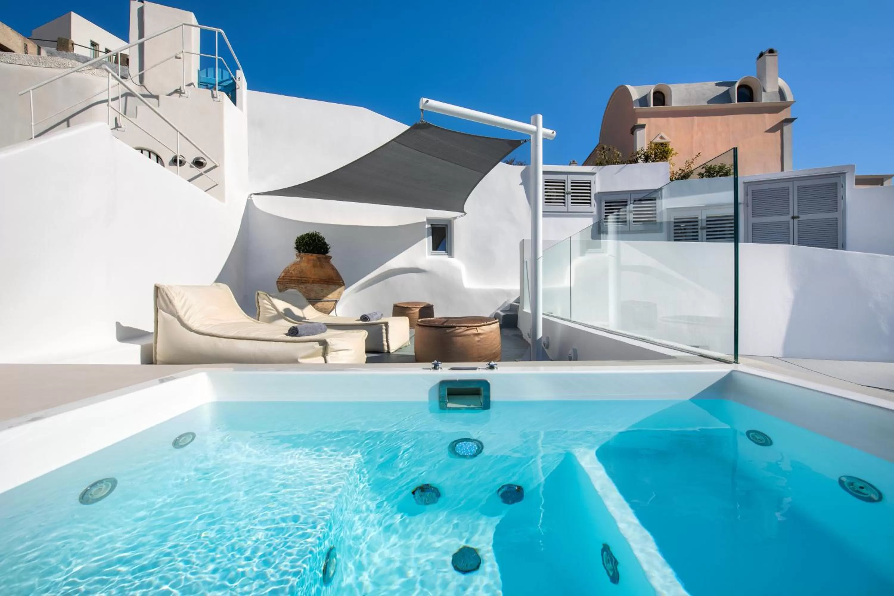 Hot Tub in Hill Suites