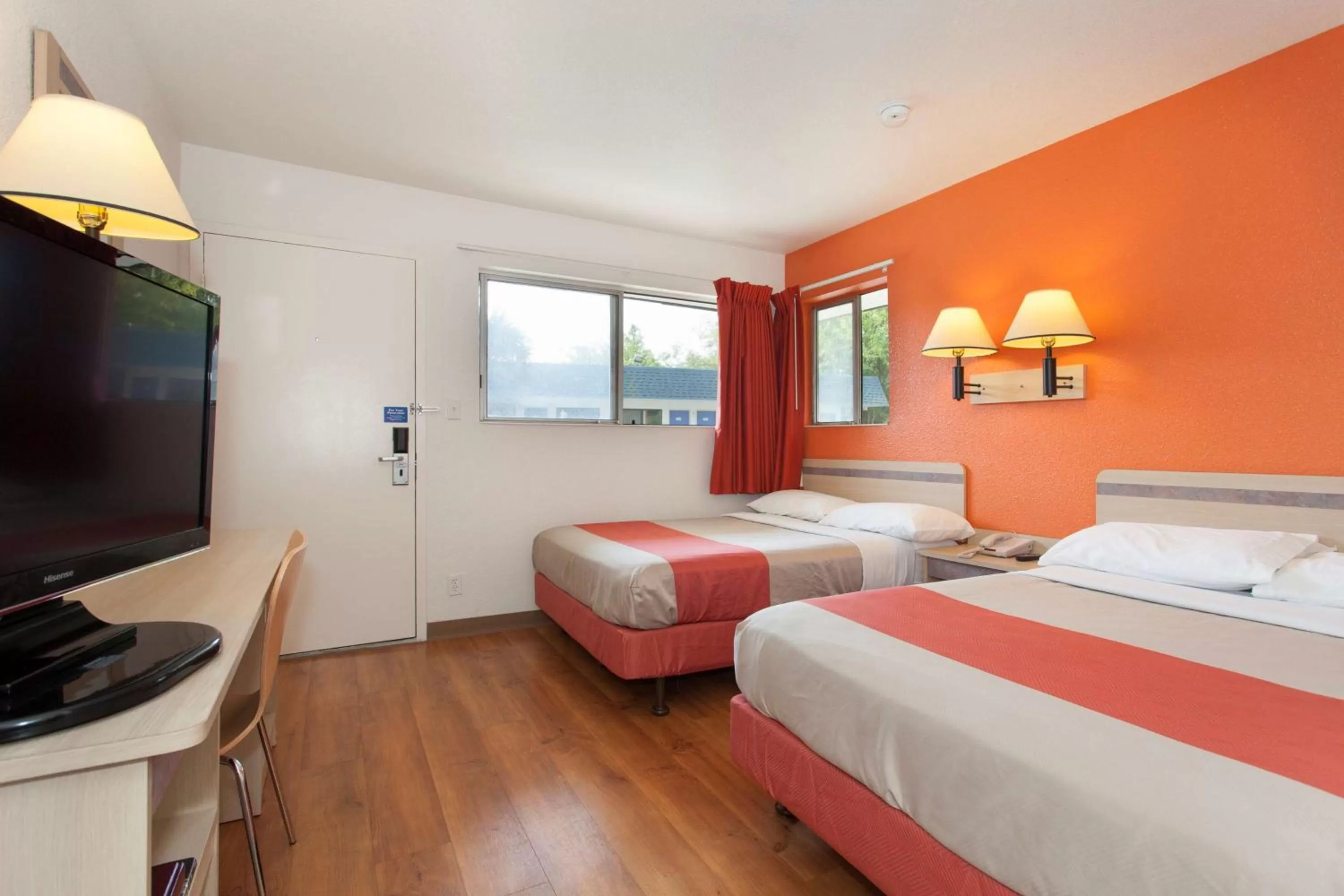 TV and multimedia, Bed in Motel 6 Davis-Near UC Davis