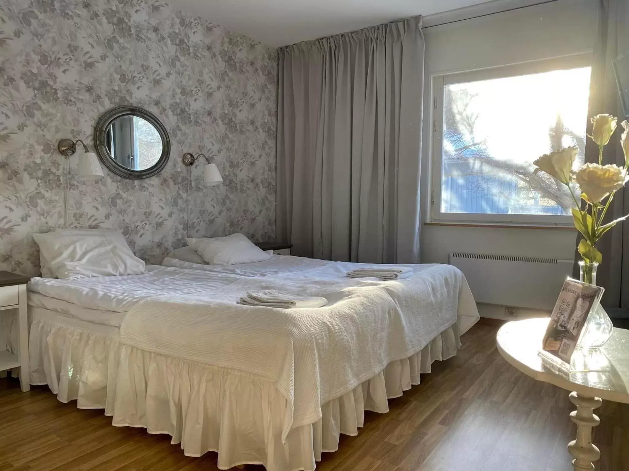 Double Room with Extra Bed in Söråkers Herrgård Double Room with Extra Bed in Söråkers Herrgård